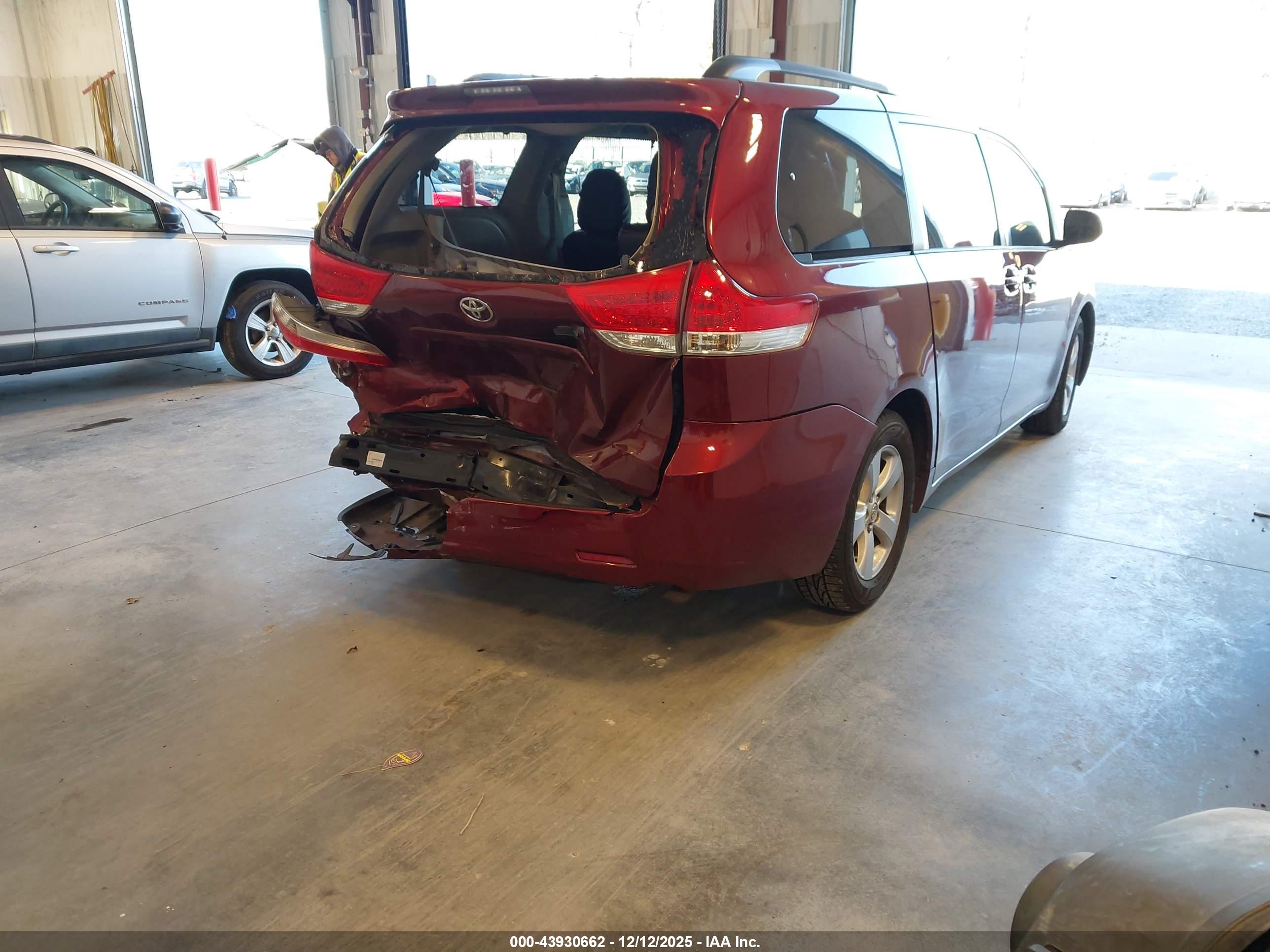 TOYOTA SIENNA image 4