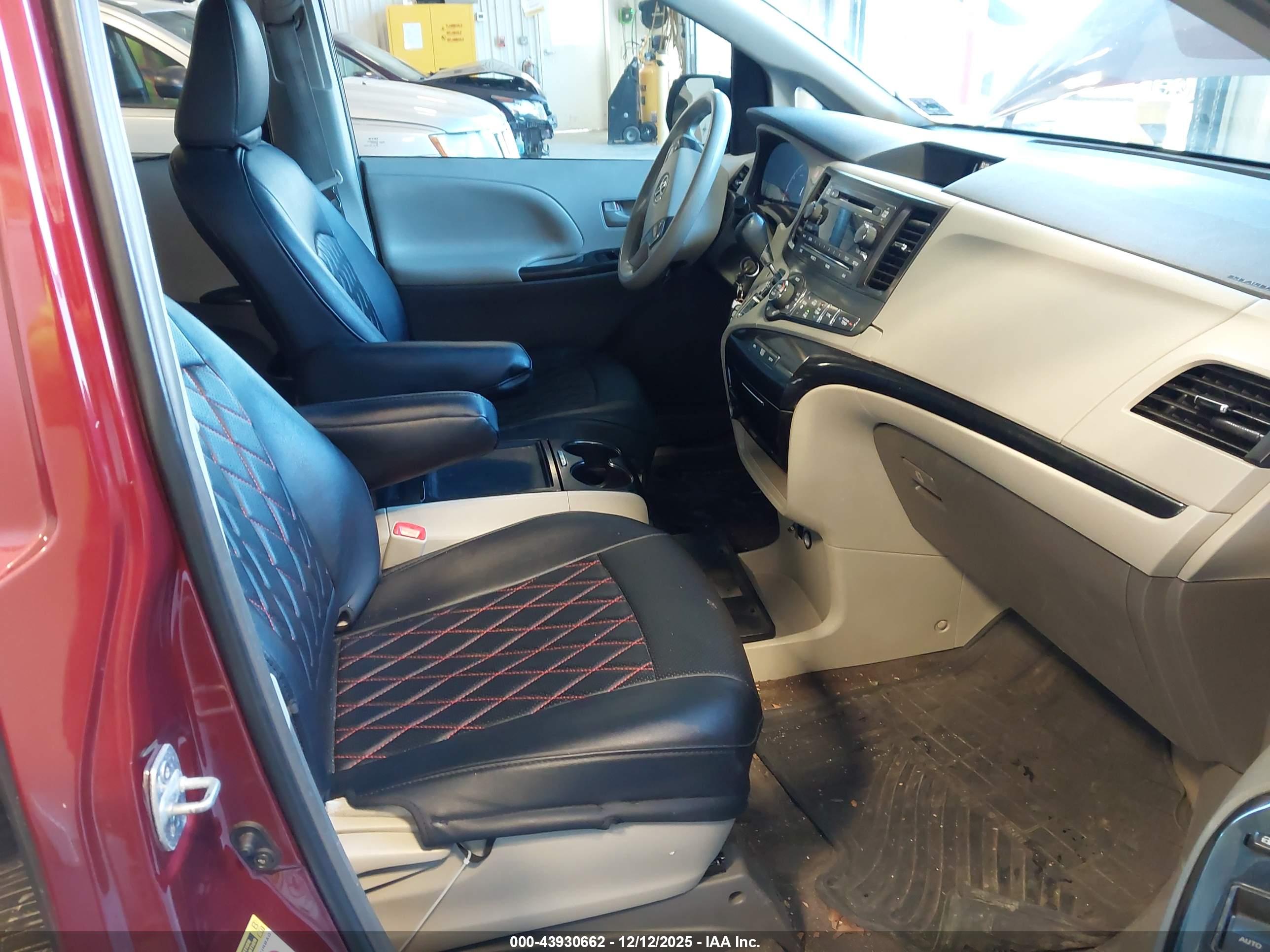 TOYOTA SIENNA image 5