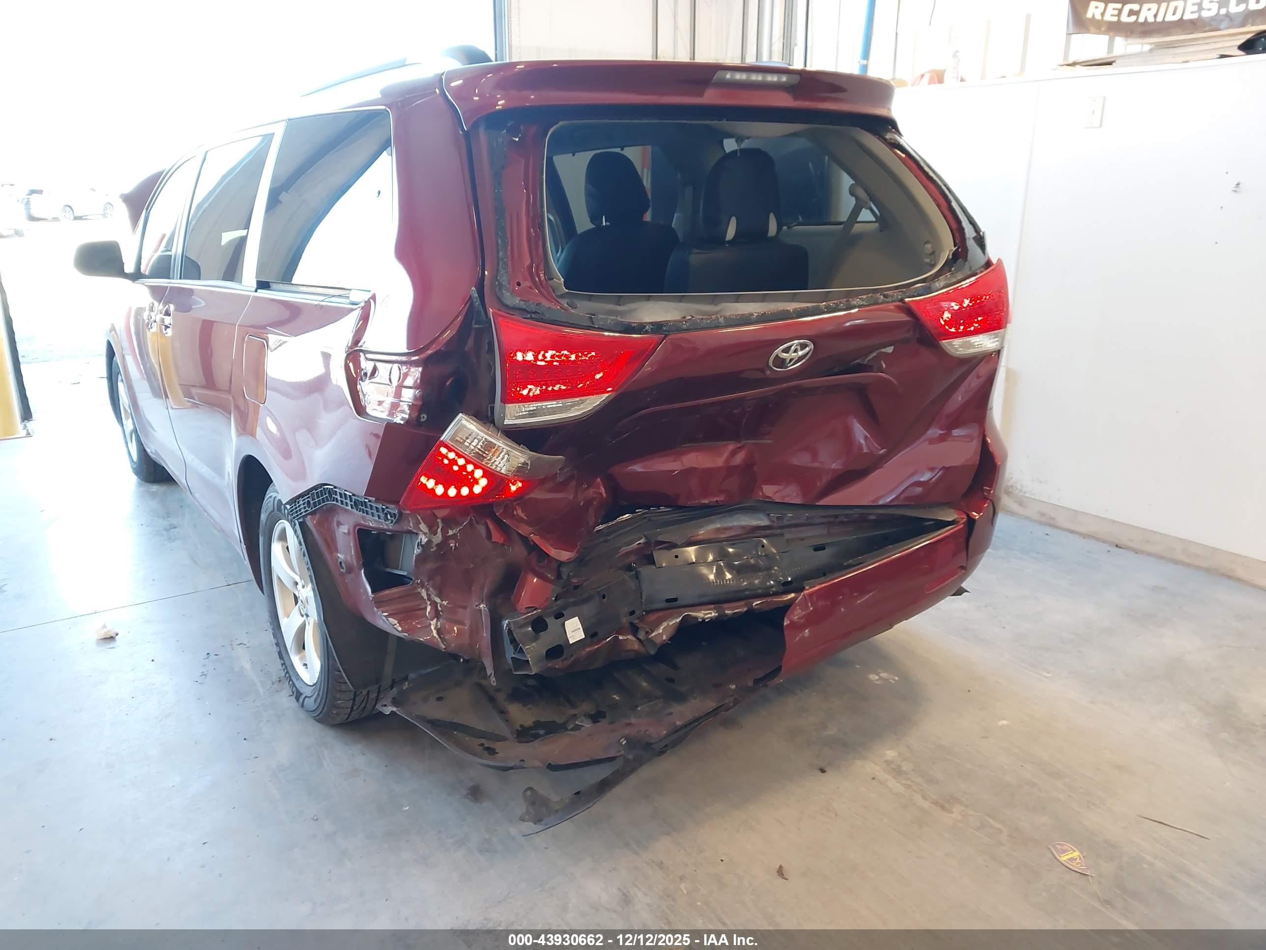 TOYOTA SIENNA image 6