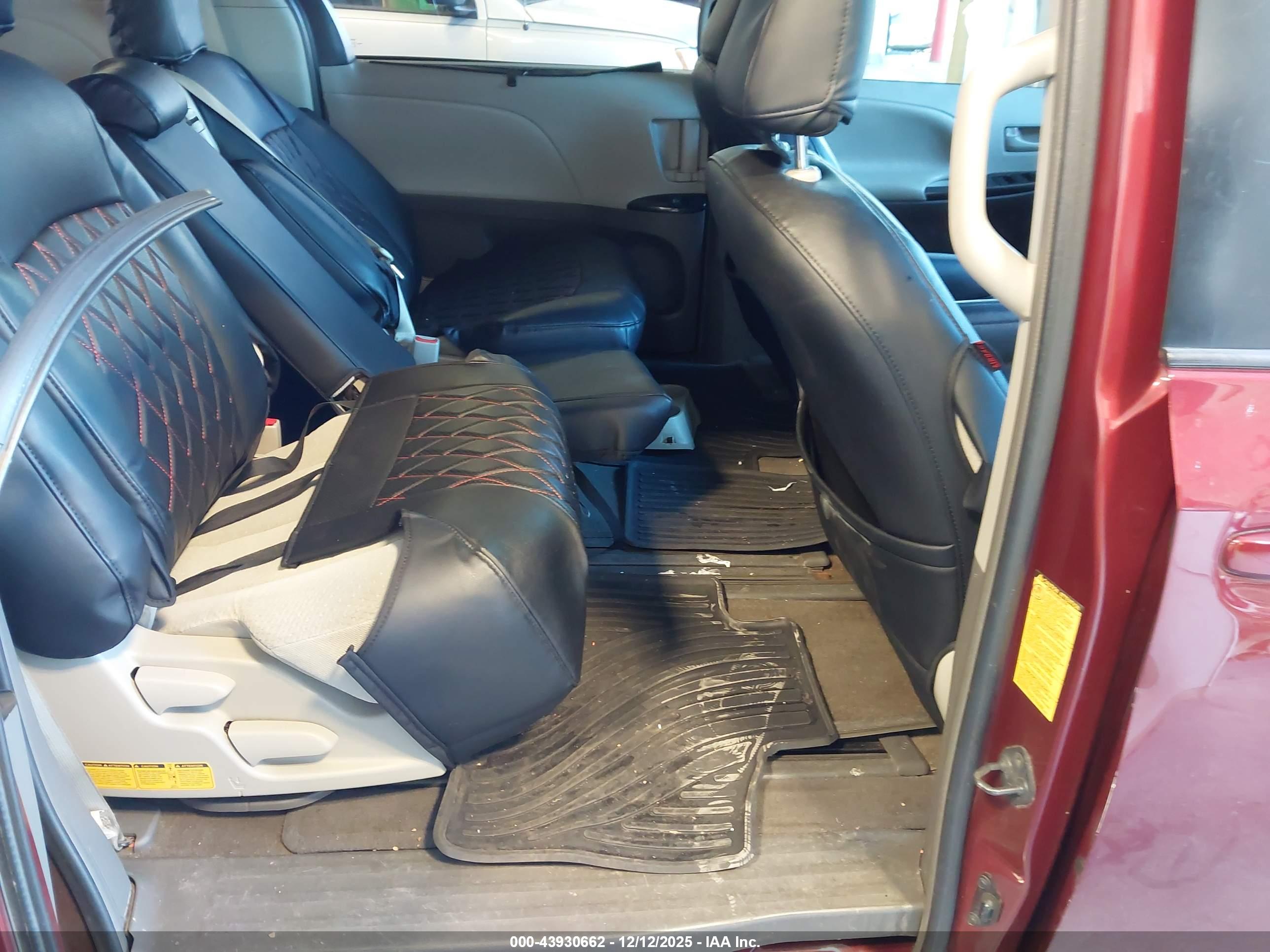 TOYOTA SIENNA image 8