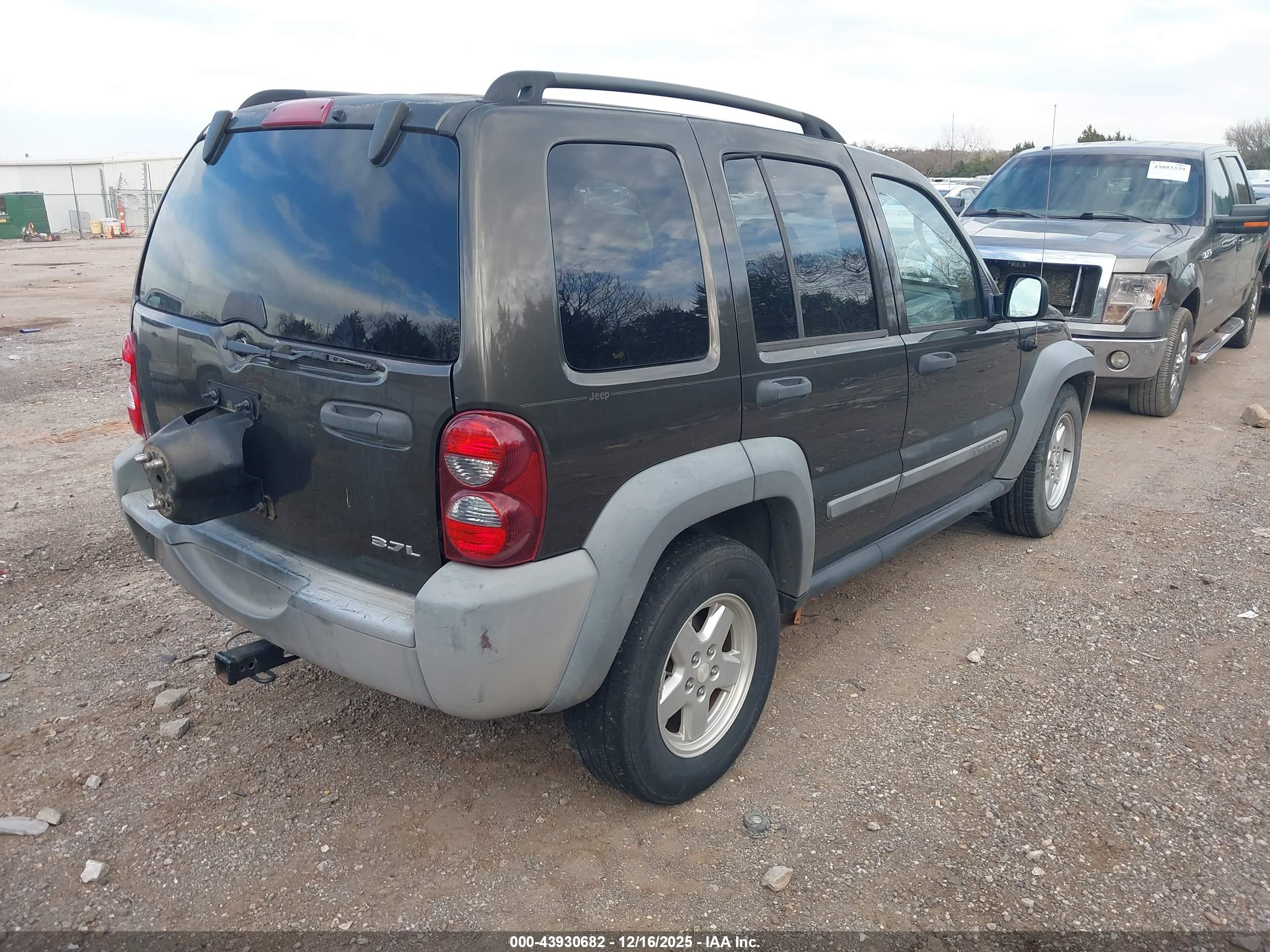 JEEP LIBERTY image 4