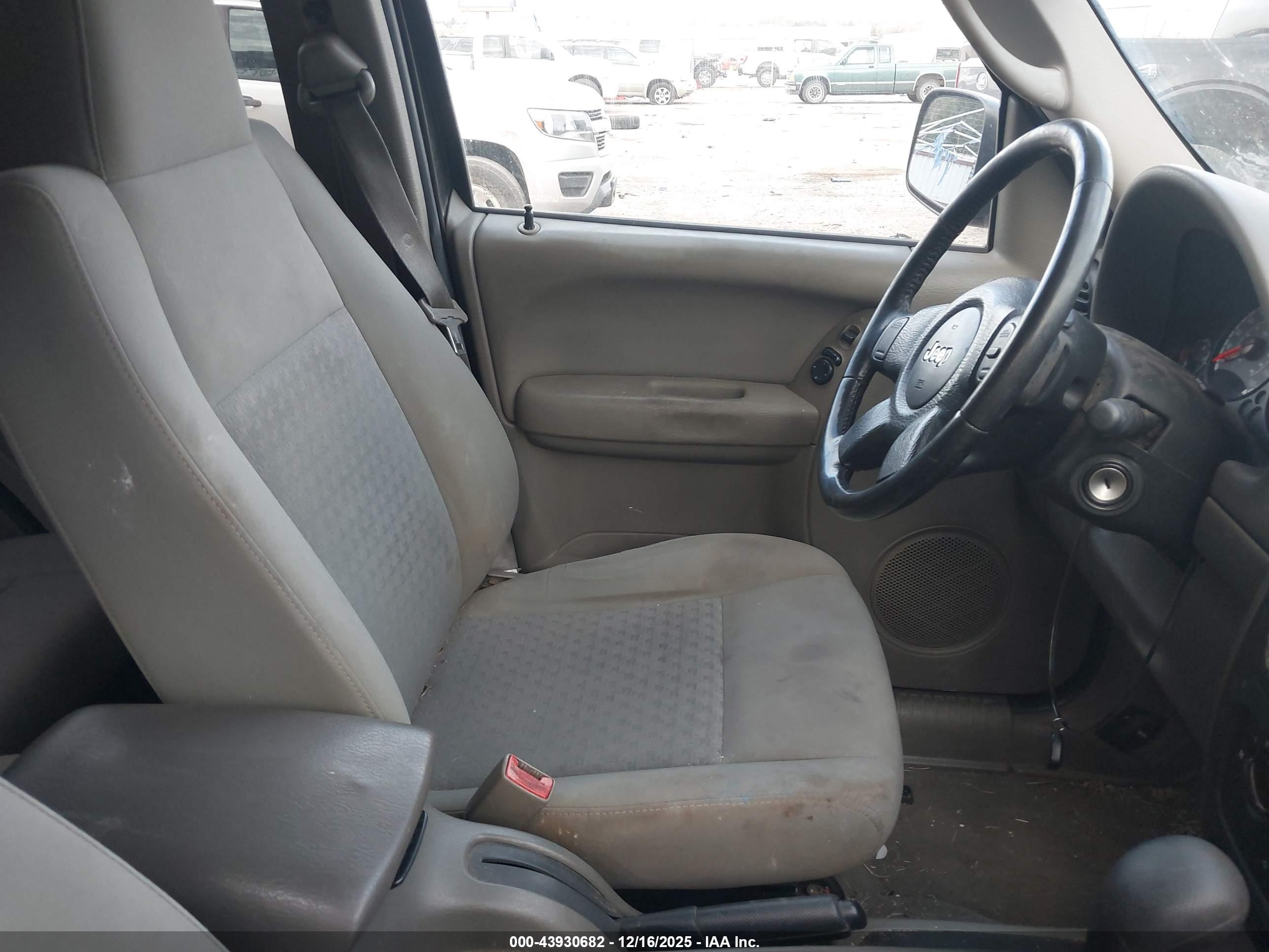 JEEP LIBERTY image 5