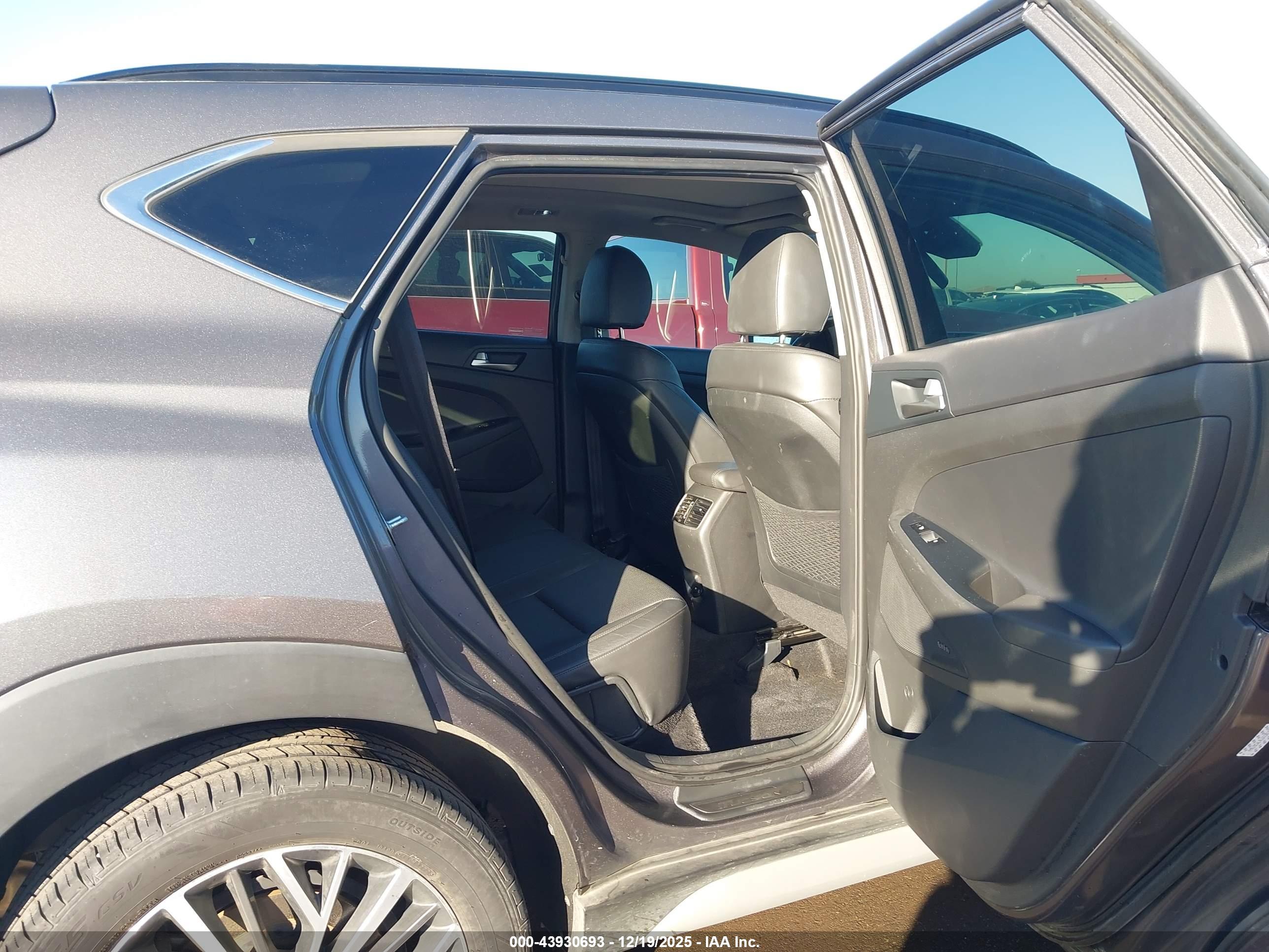 HYUNDAI TUCSON image 8