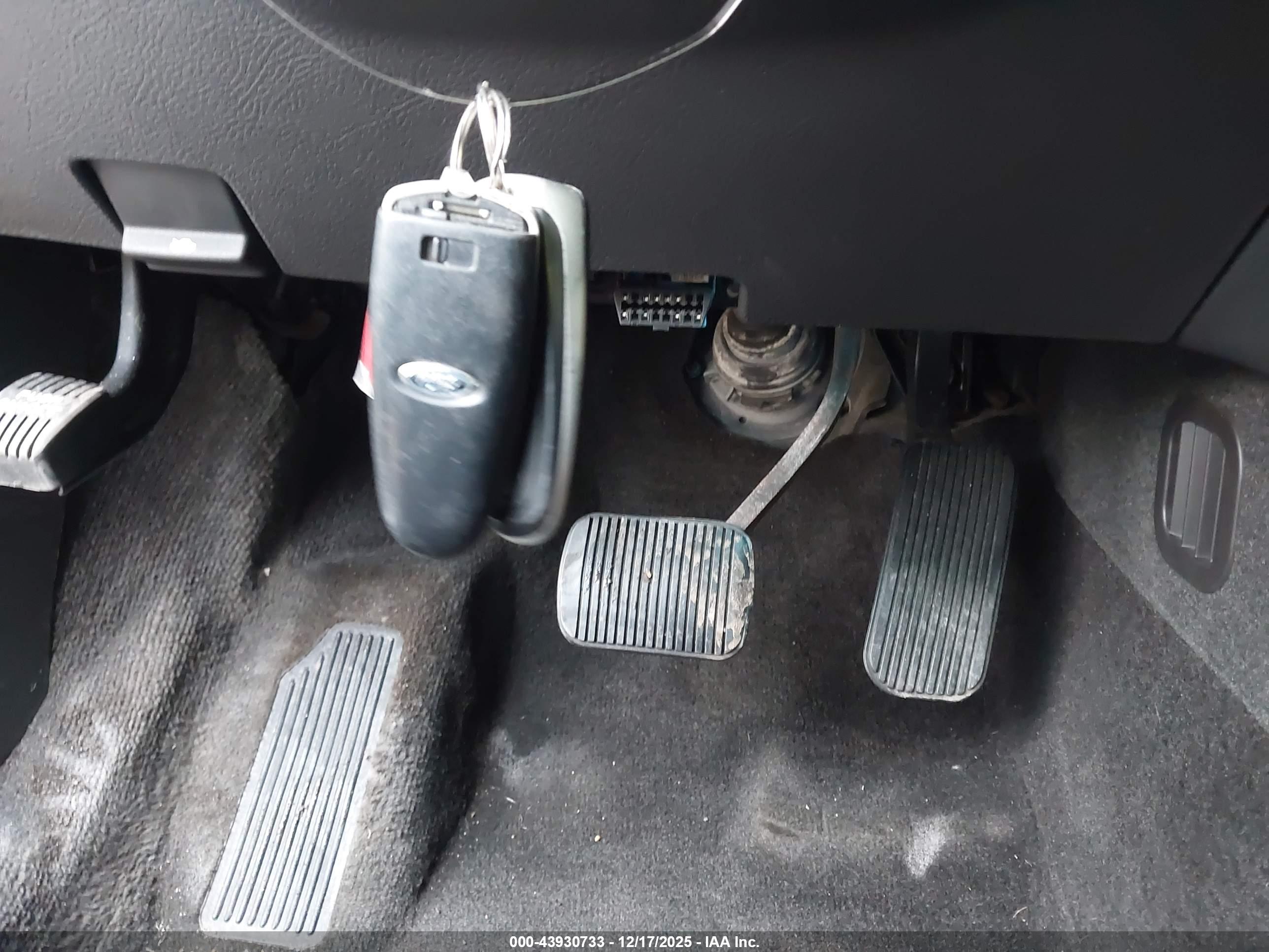 FORD TAURUS image 11