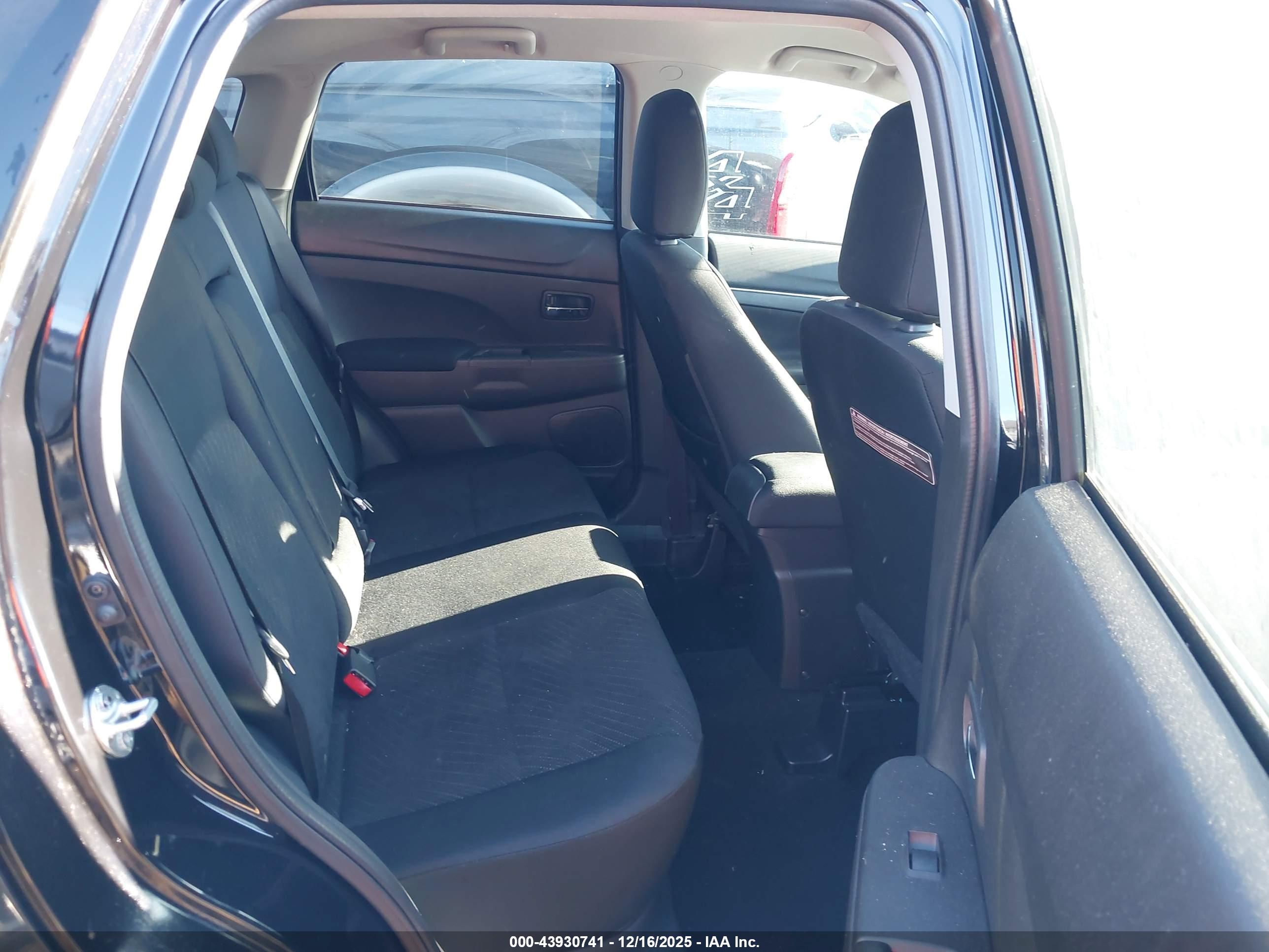 MITSUBISHI OUTLANDER image 8