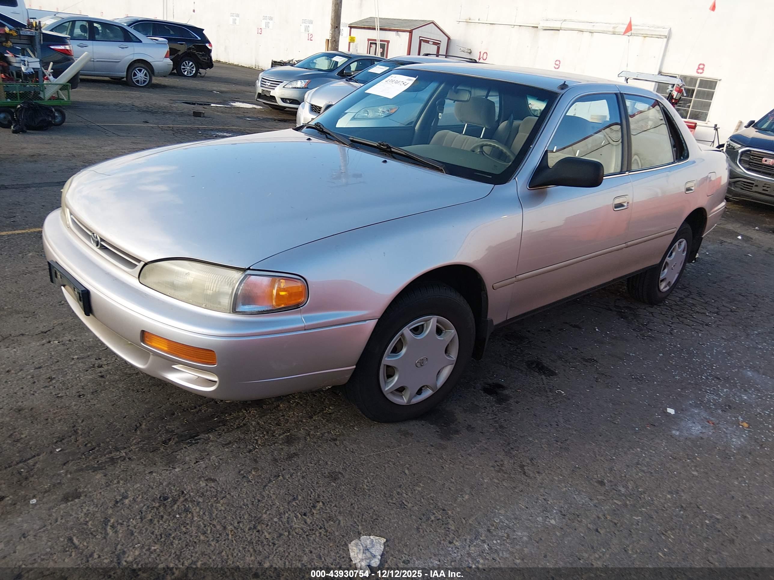 TOYOTA CAMRY image 2