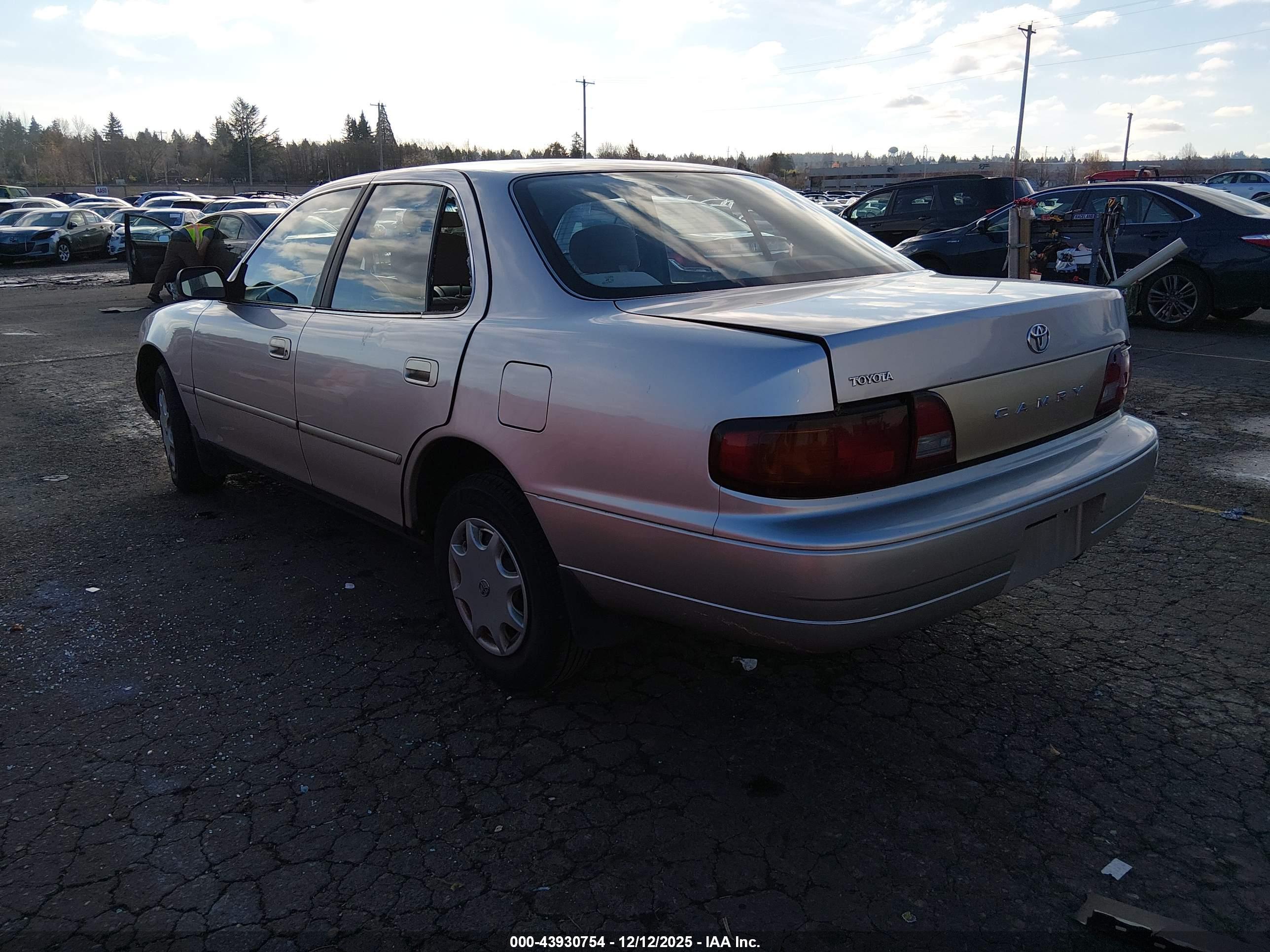 TOYOTA CAMRY image 3