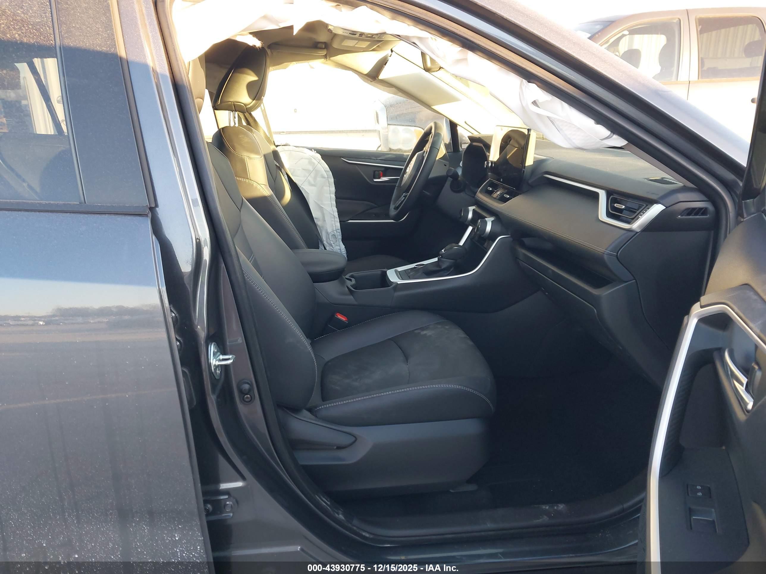 TOYOTA RAV4 image 5