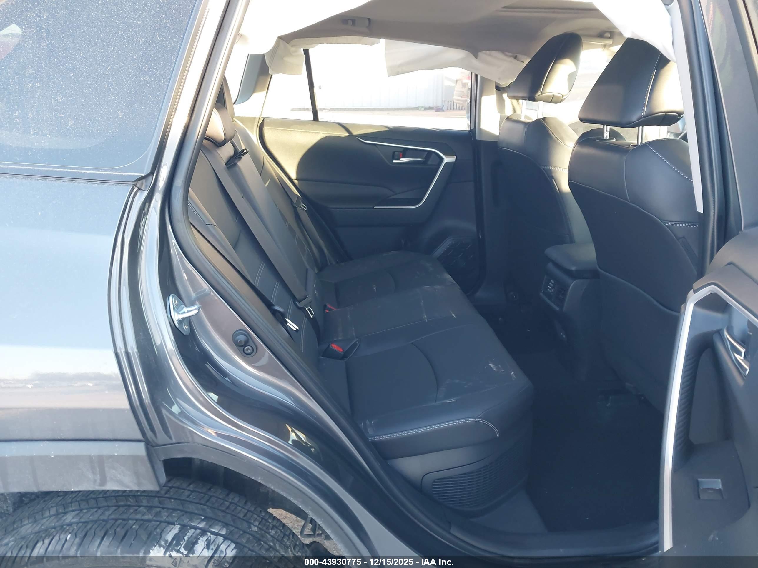 TOYOTA RAV4 image 8