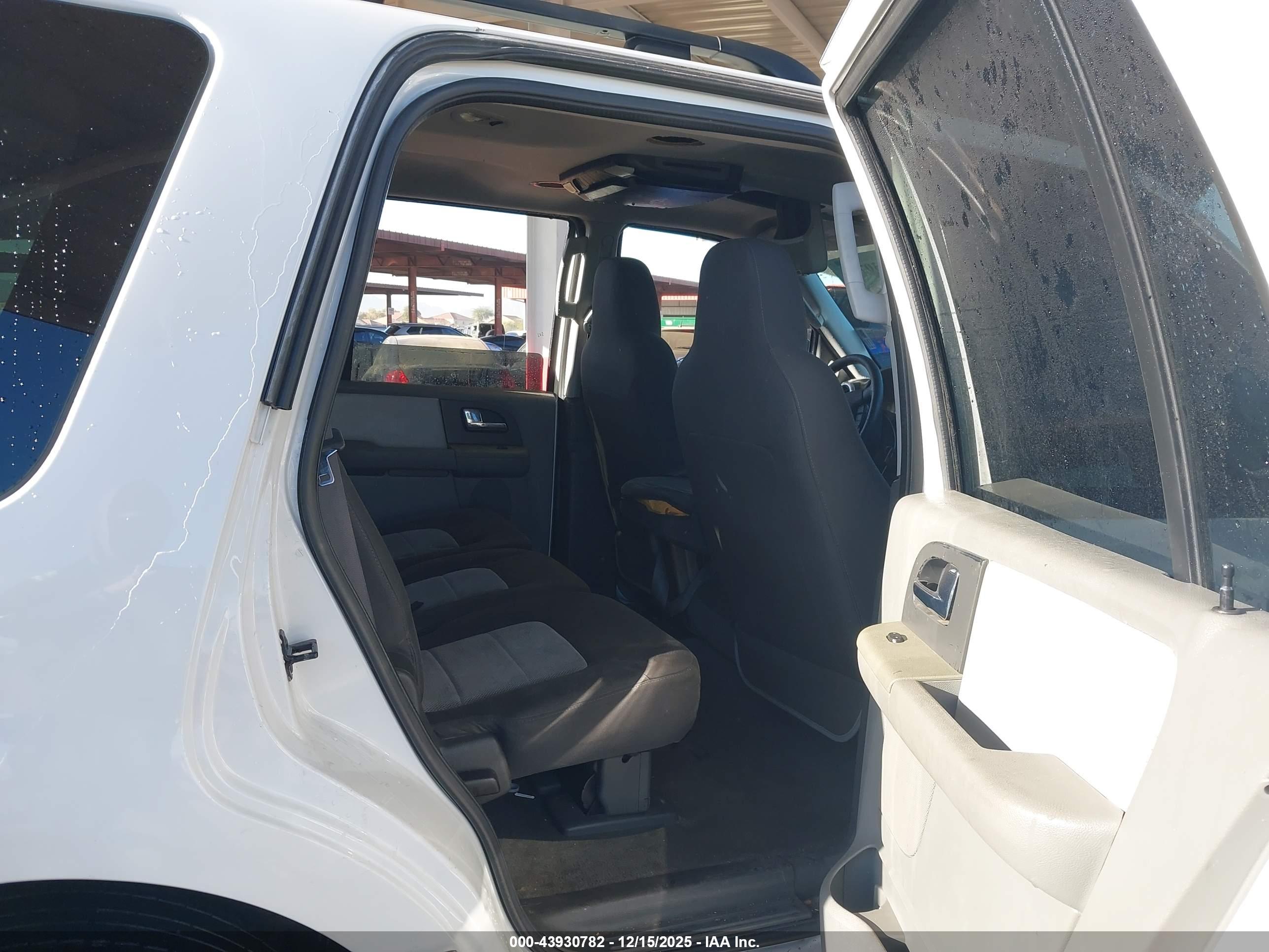 FORD EXPEDITION image 8