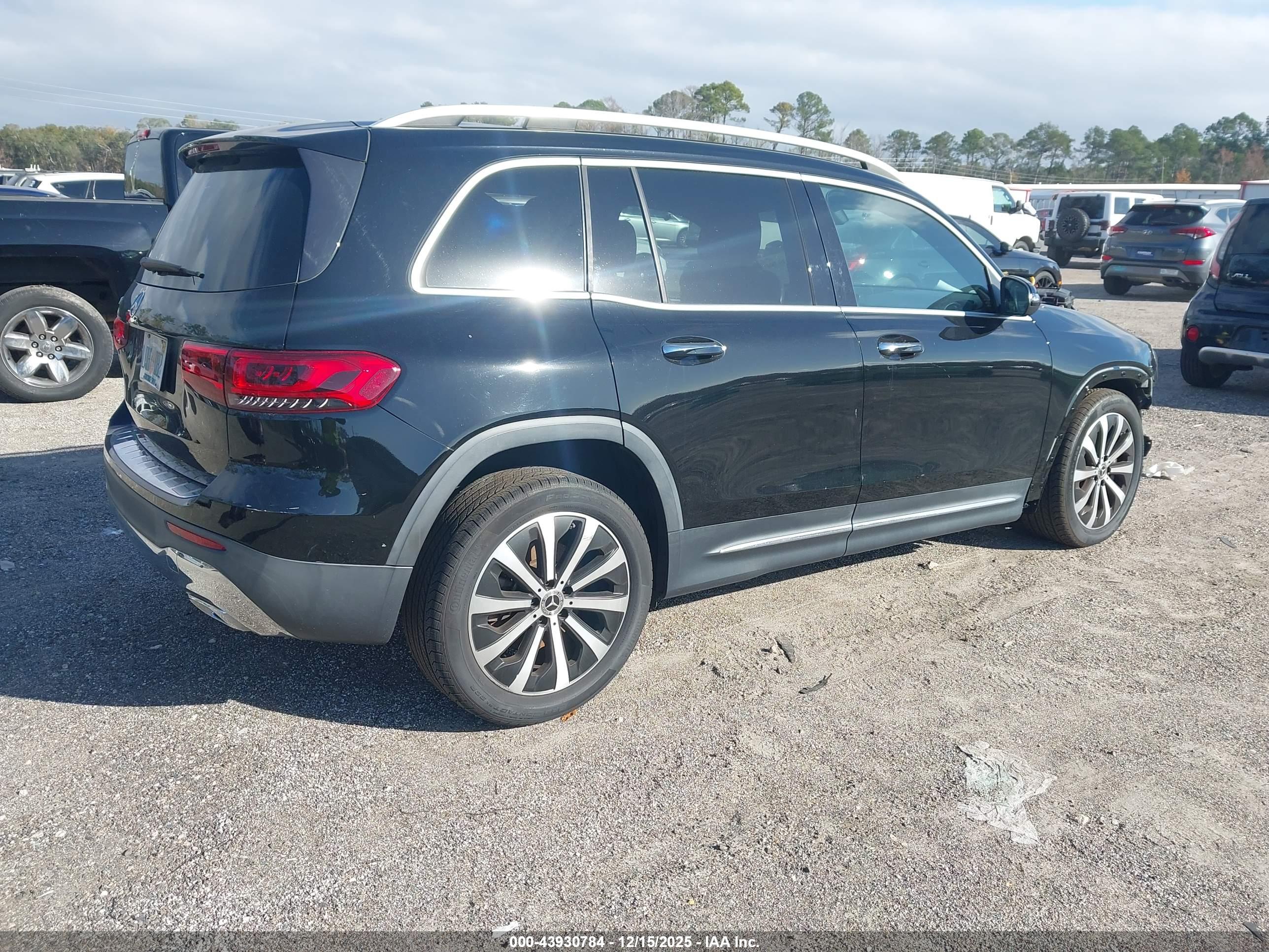MERCEDES-BENZ GLB image 4