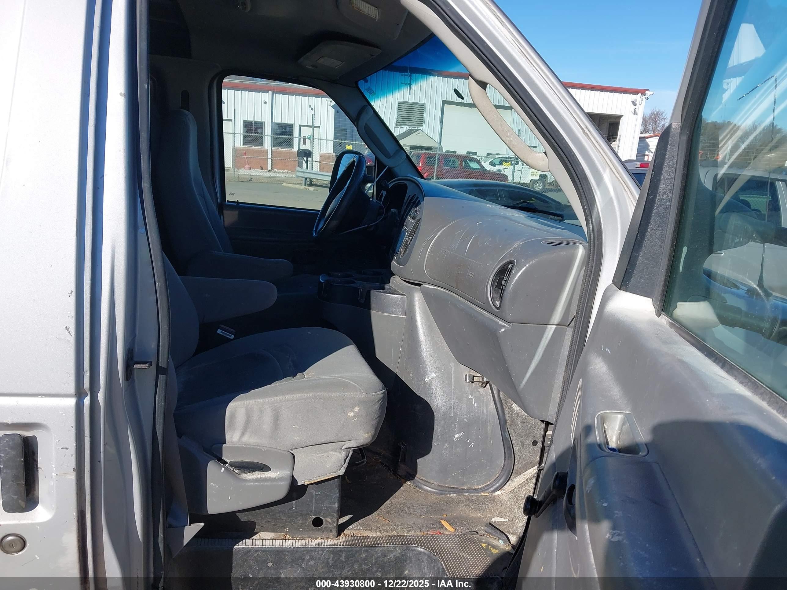 FORD E-250 image 5