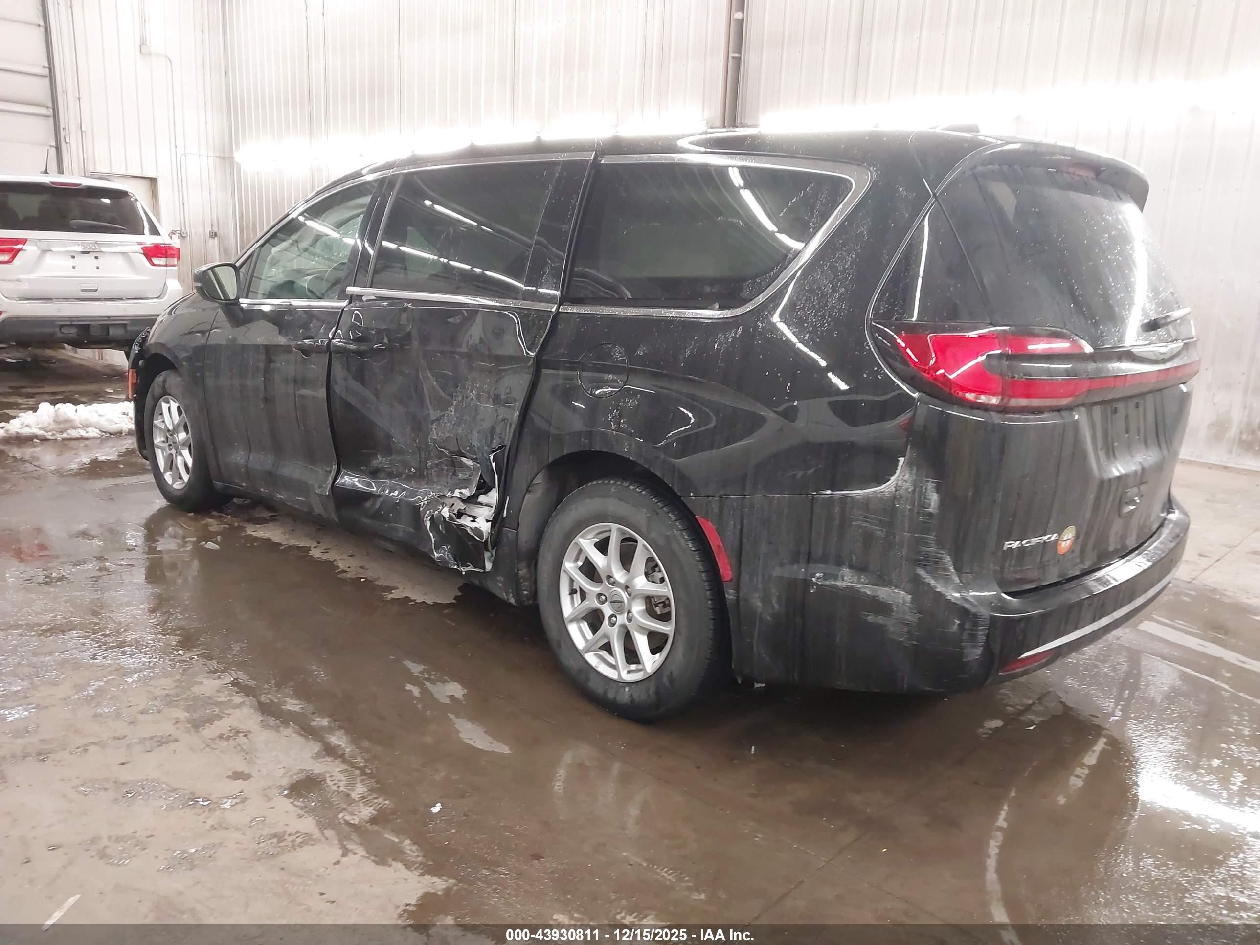 CHRYSLER PACIFICA image 3