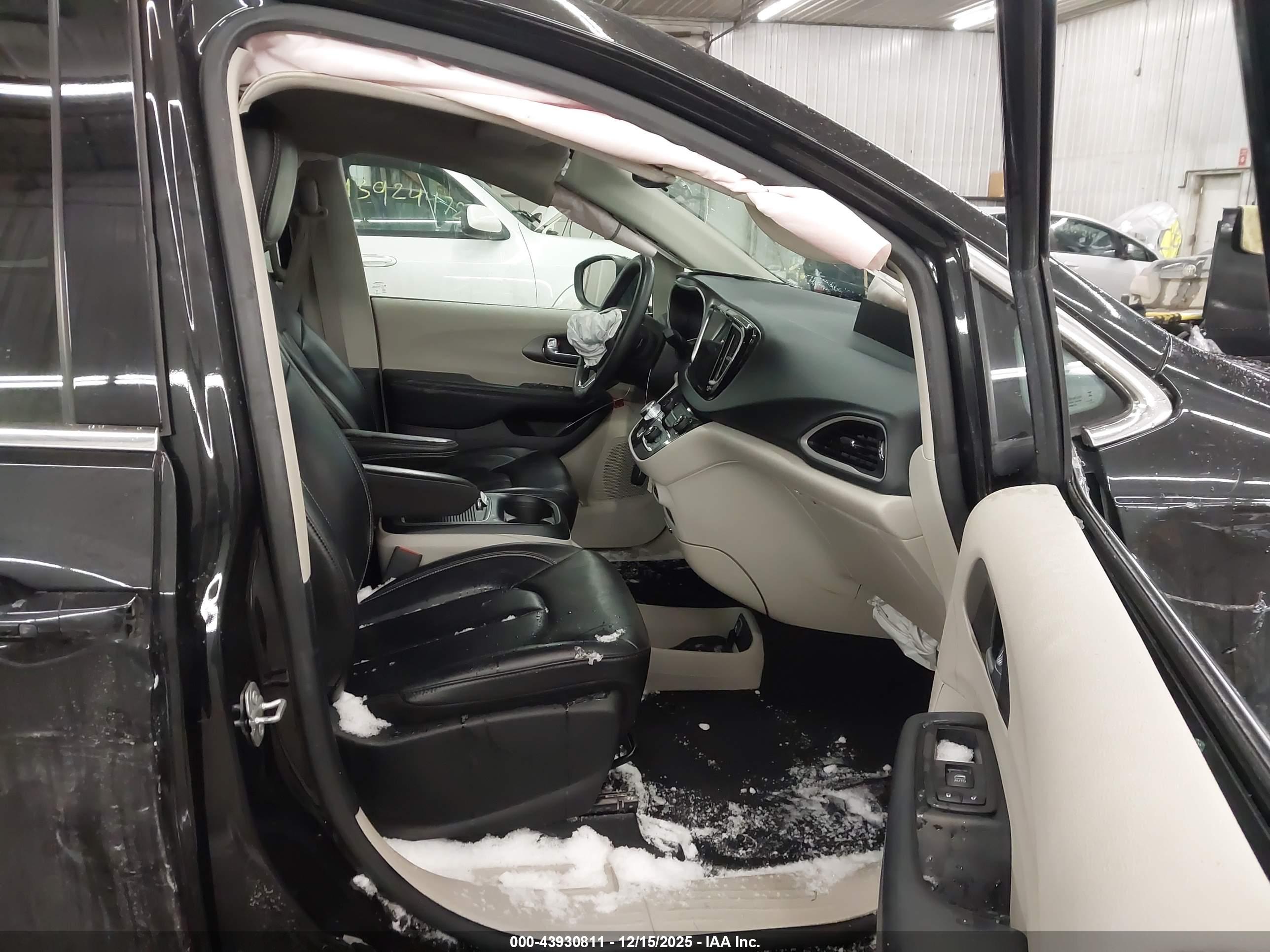 CHRYSLER PACIFICA image 5
