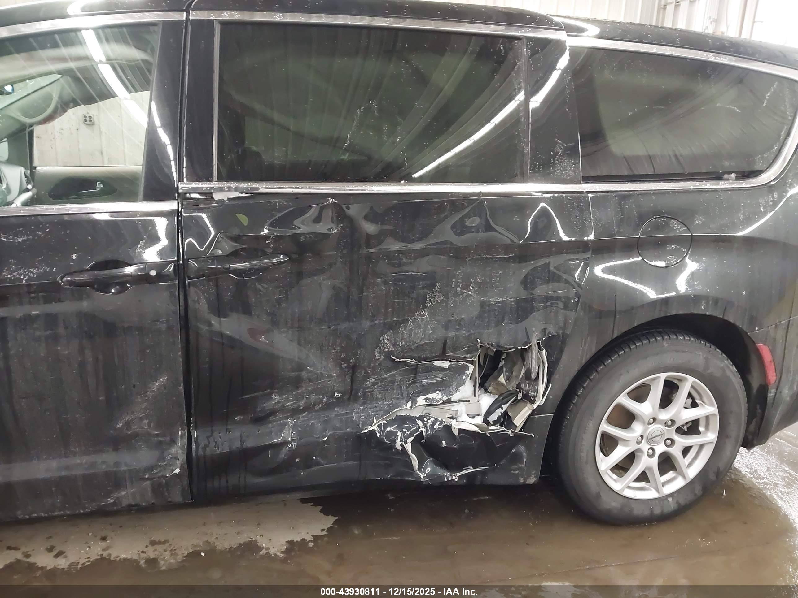 CHRYSLER PACIFICA image 6