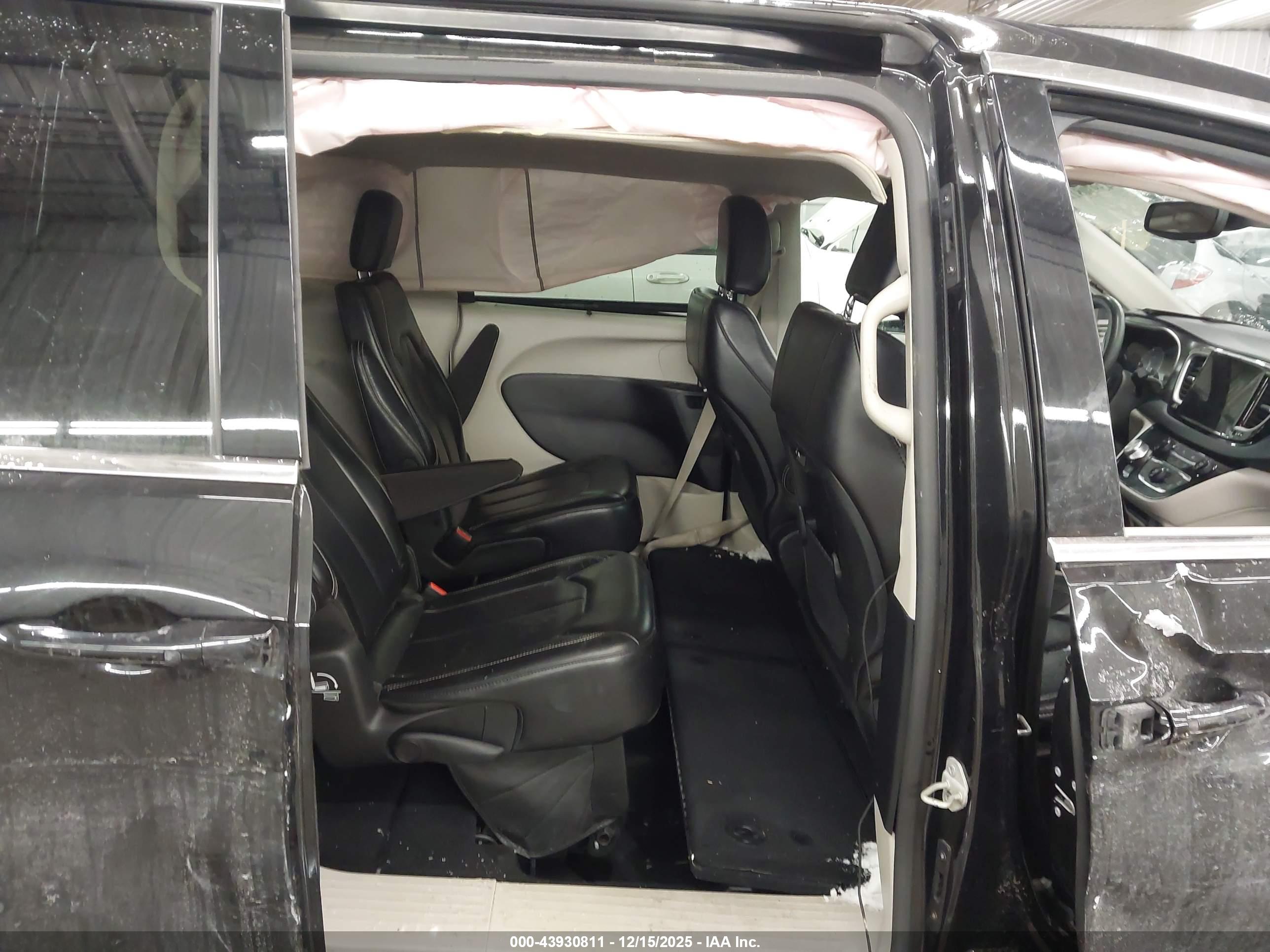 CHRYSLER PACIFICA image 8