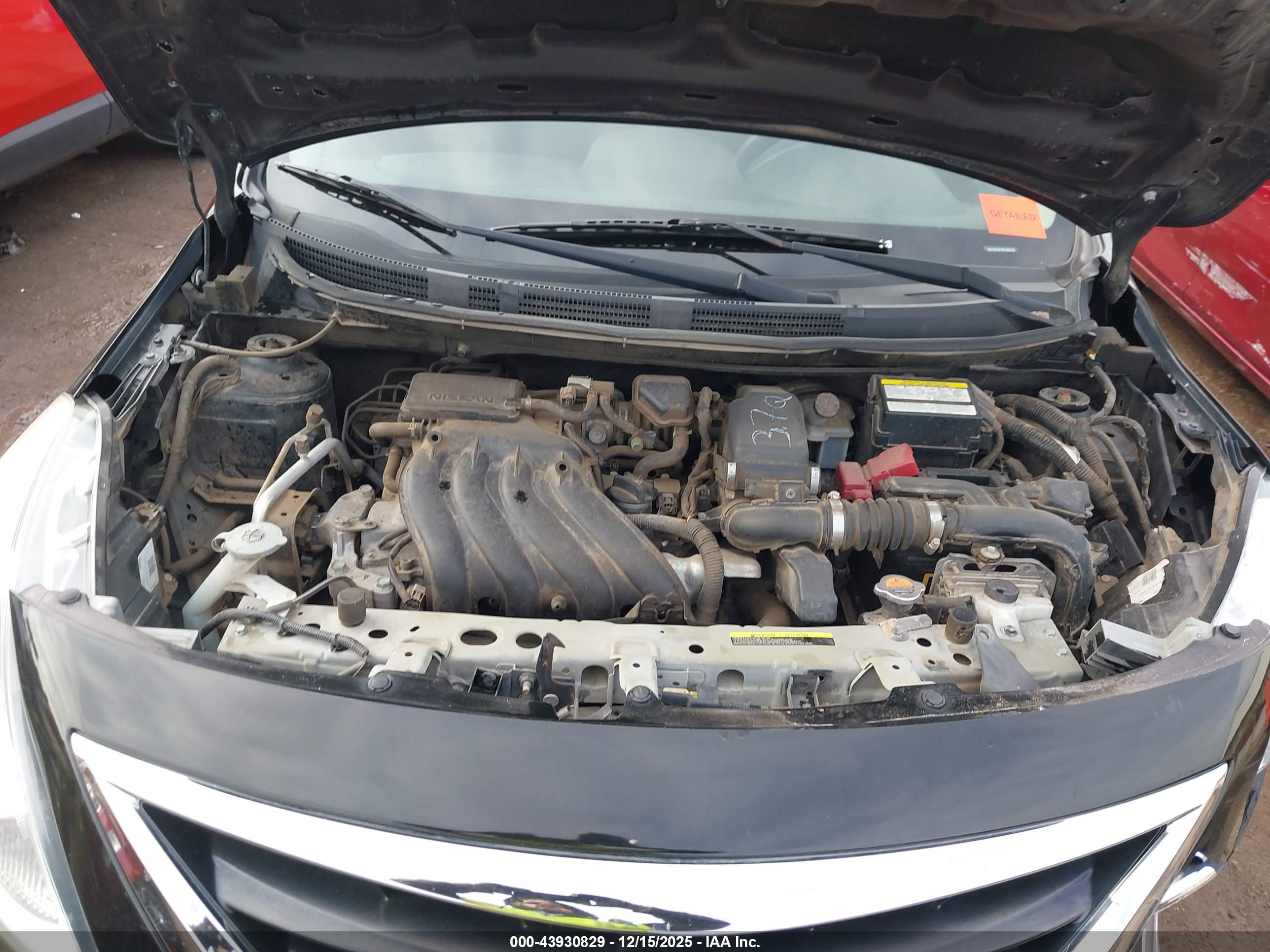 NISSAN VERSA image 10