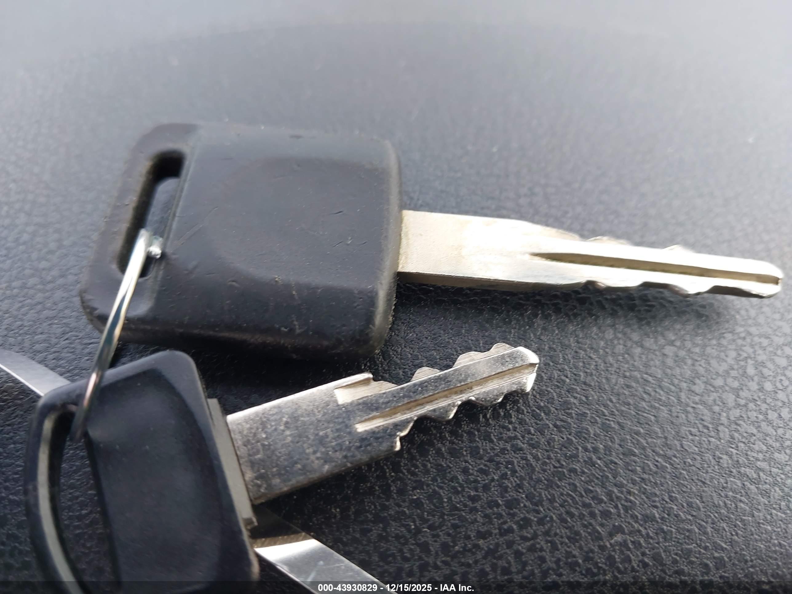 NISSAN VERSA image 11