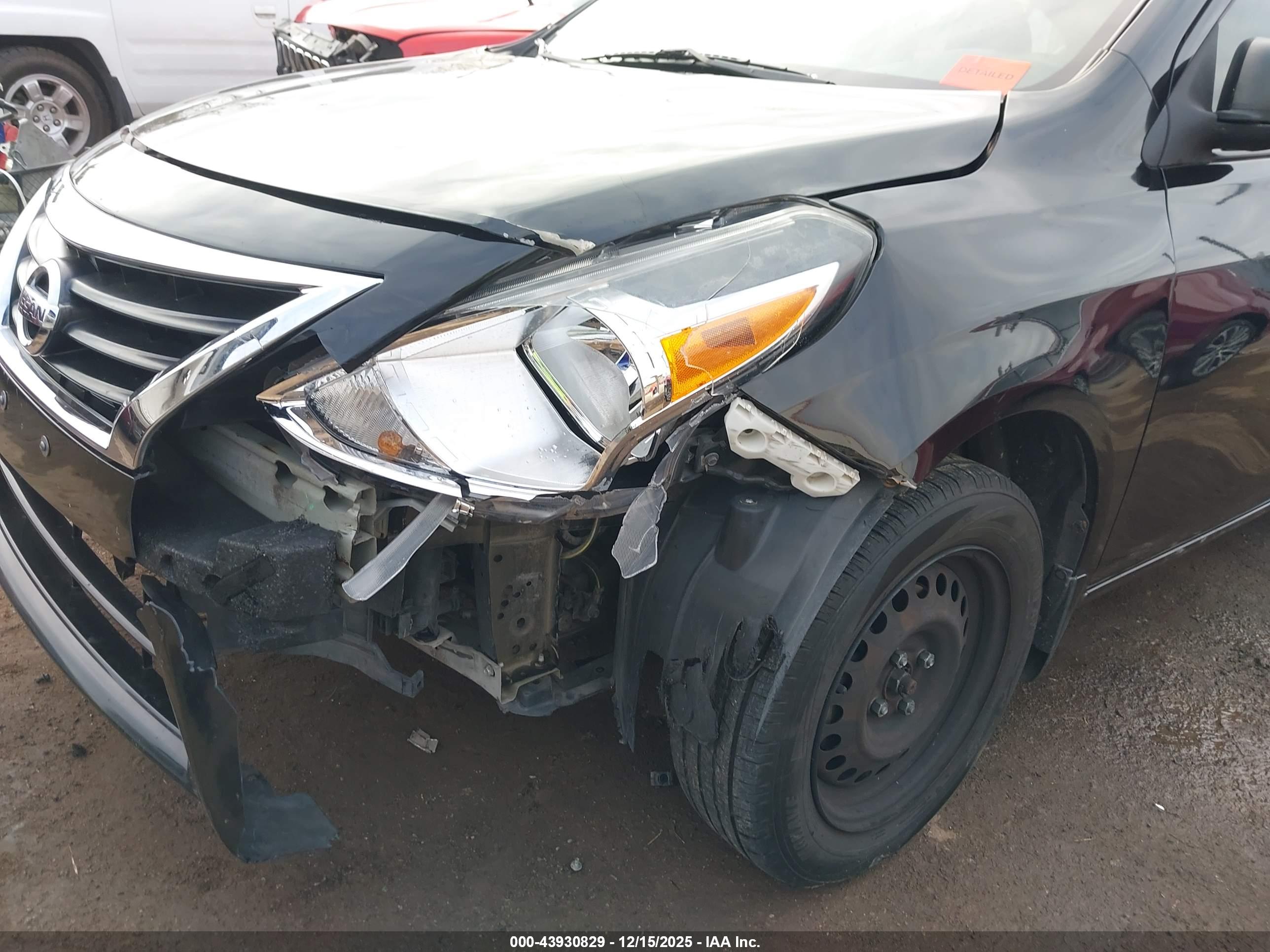 NISSAN VERSA image 6
