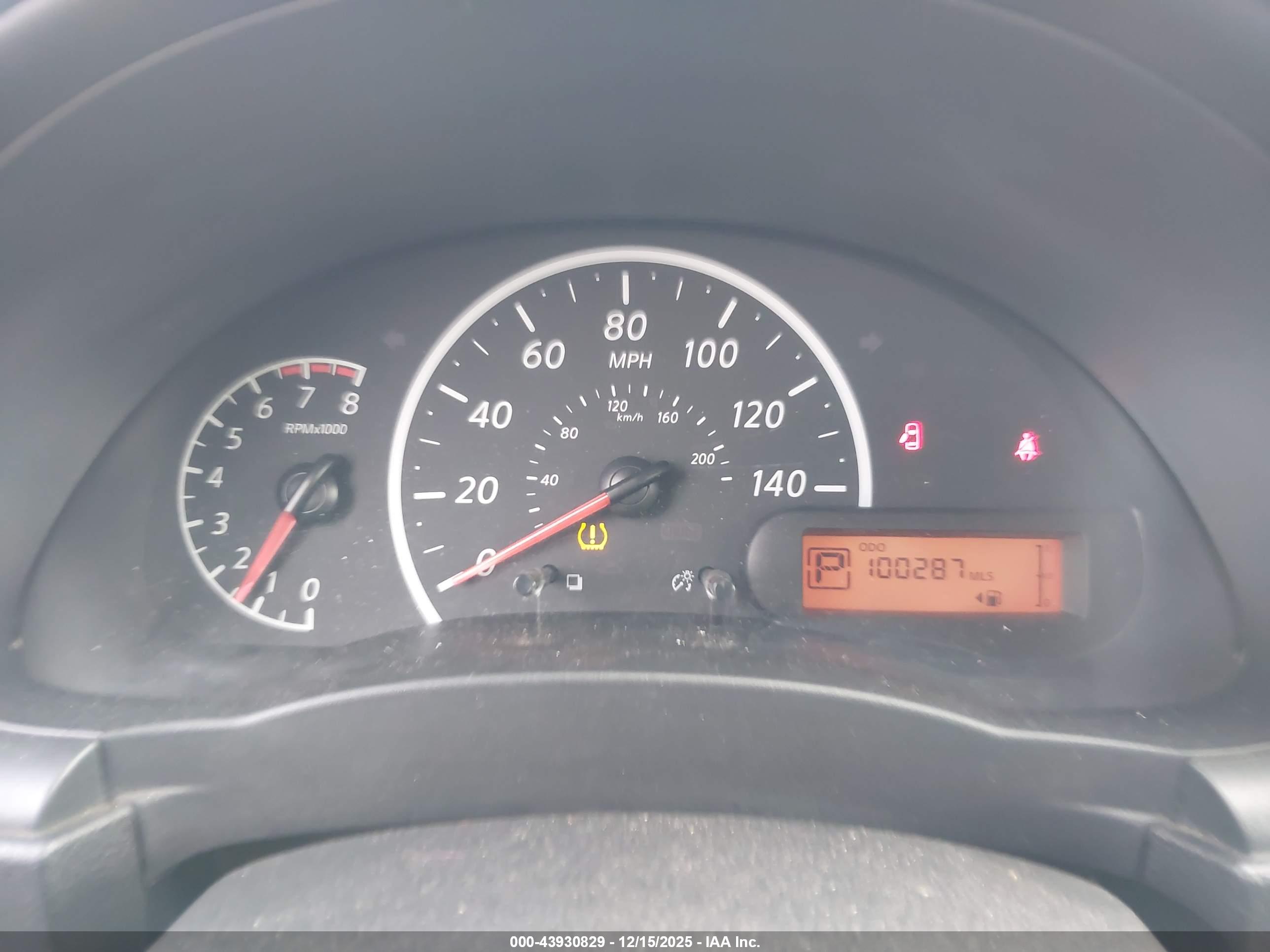 NISSAN VERSA image 7