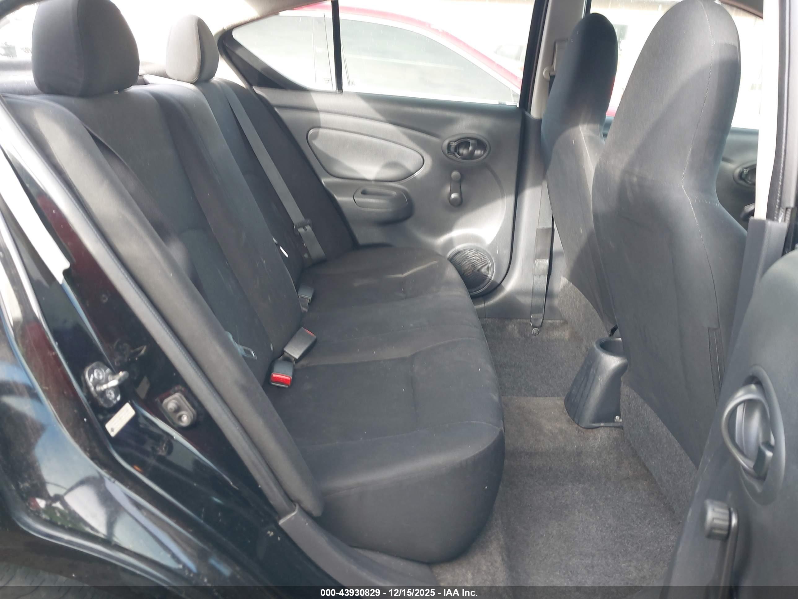 NISSAN VERSA image 8