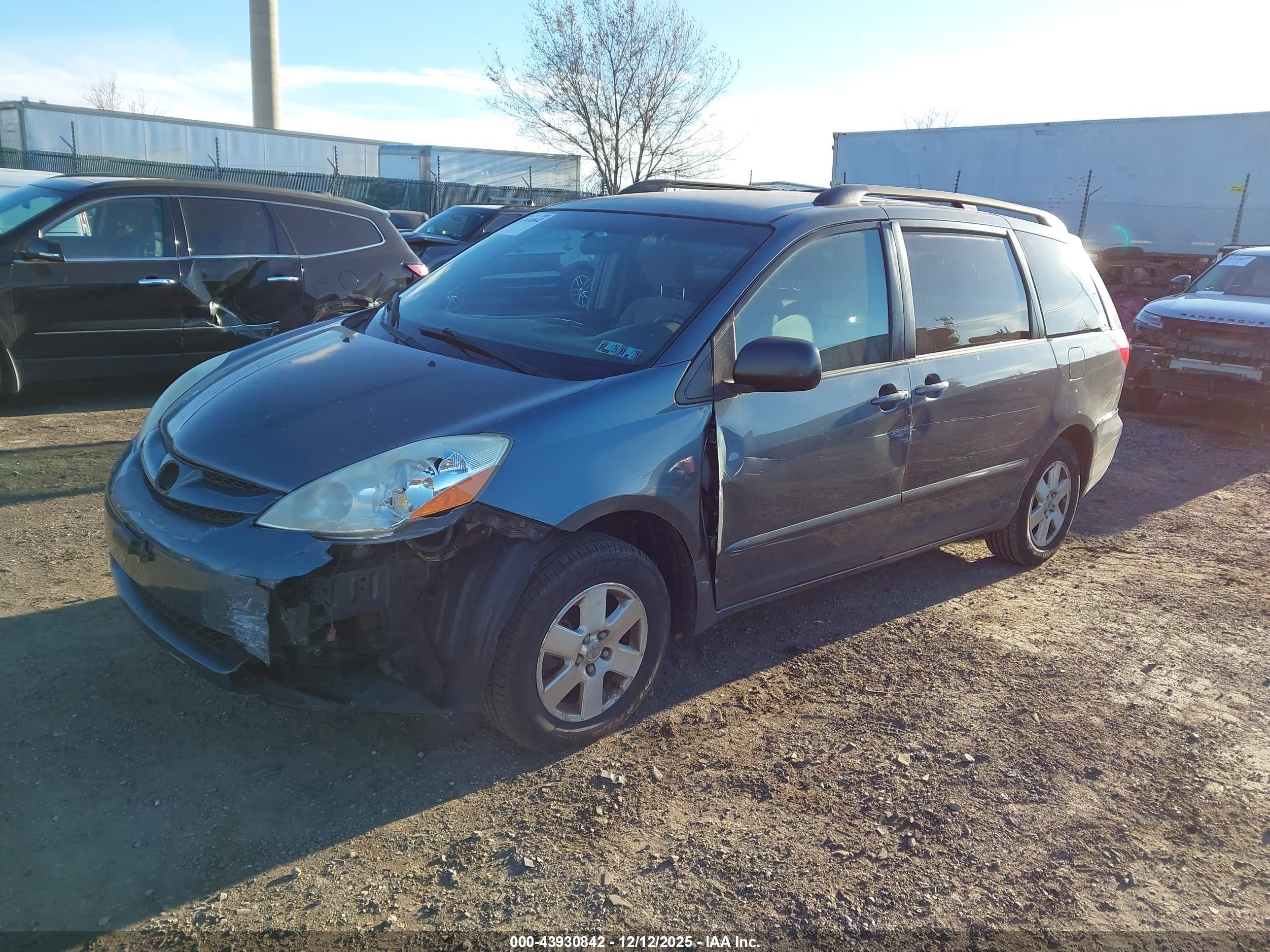 TOYOTA SIENNA image 2