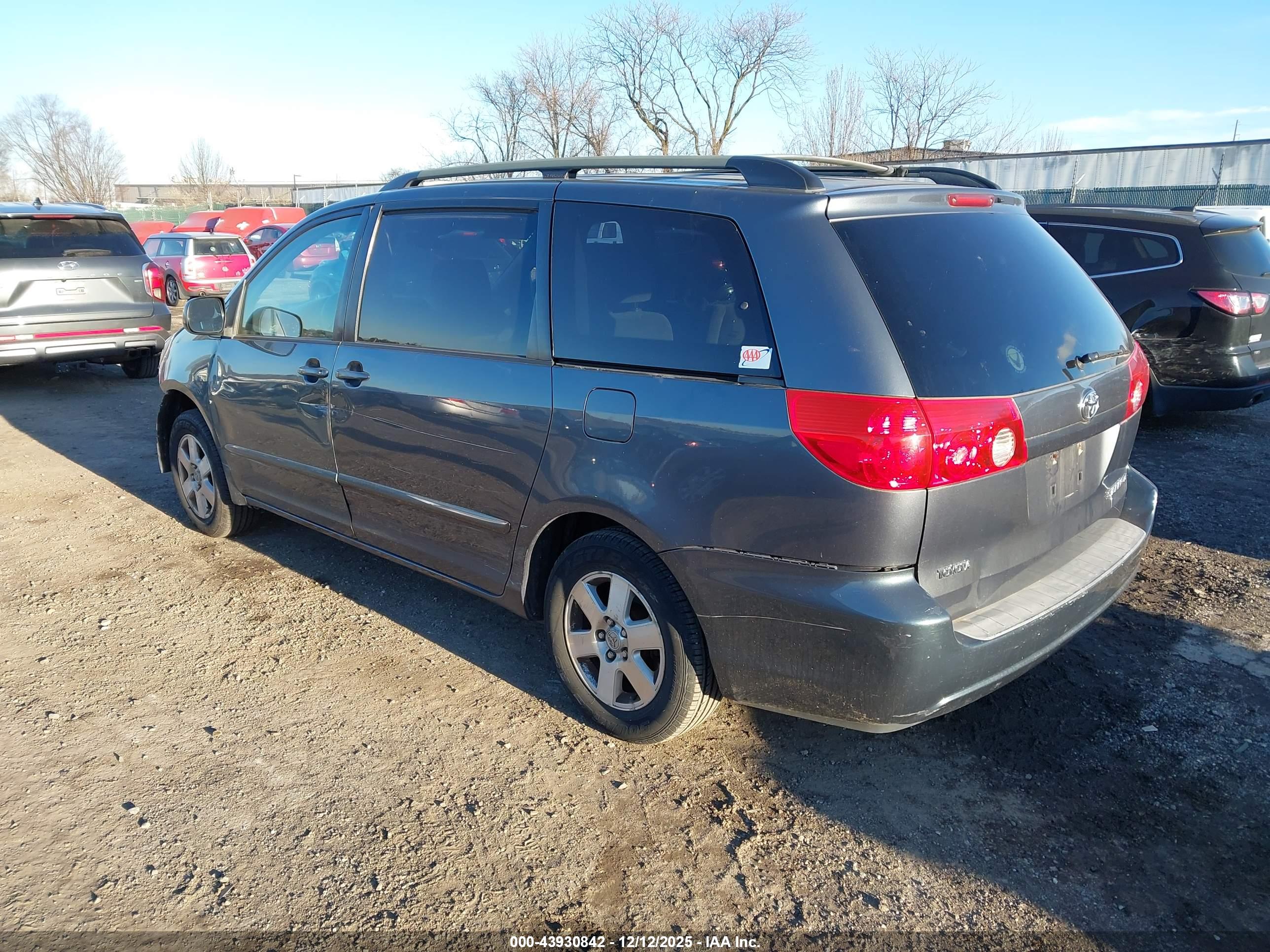 TOYOTA SIENNA image 3