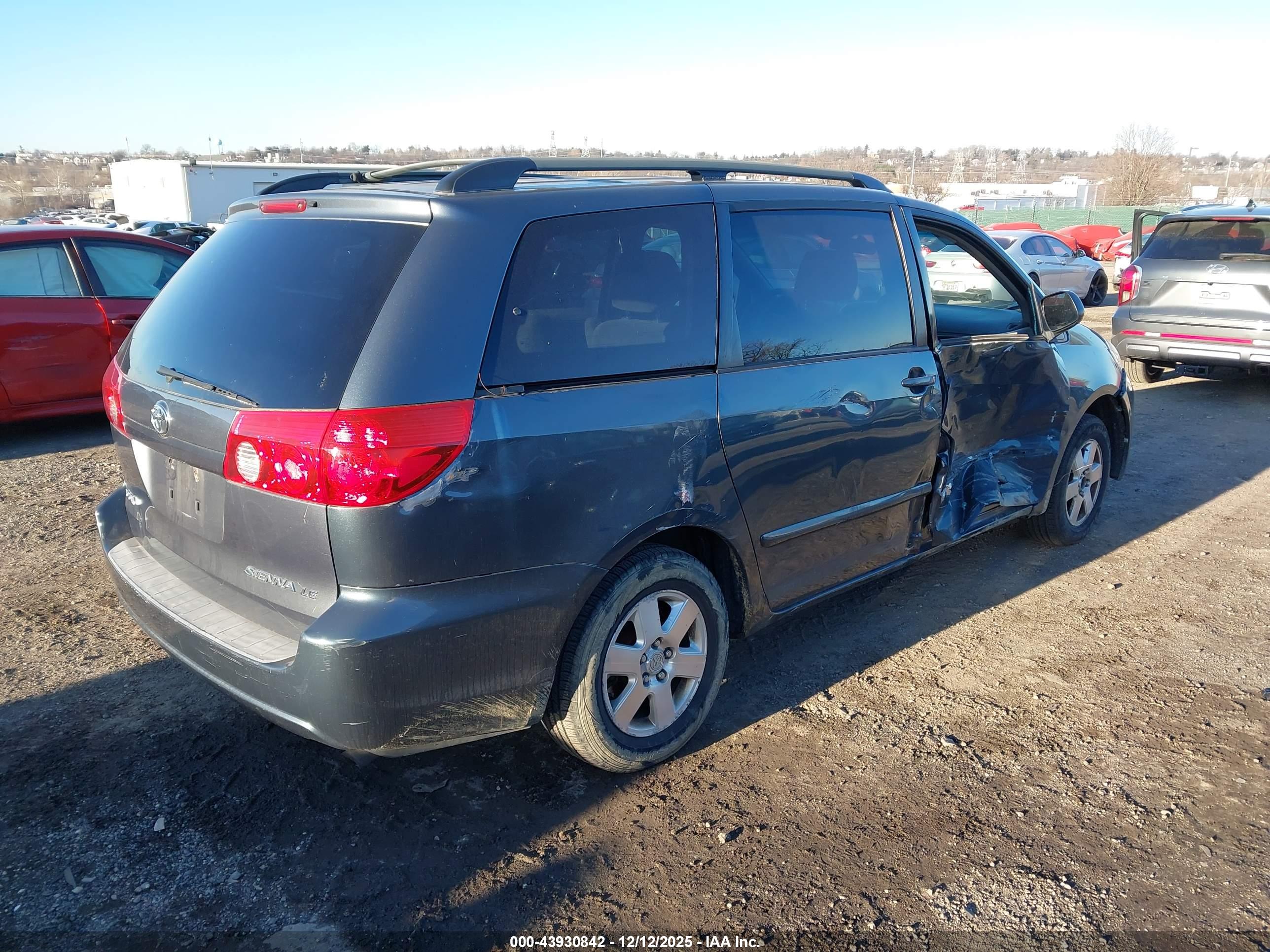 TOYOTA SIENNA image 4