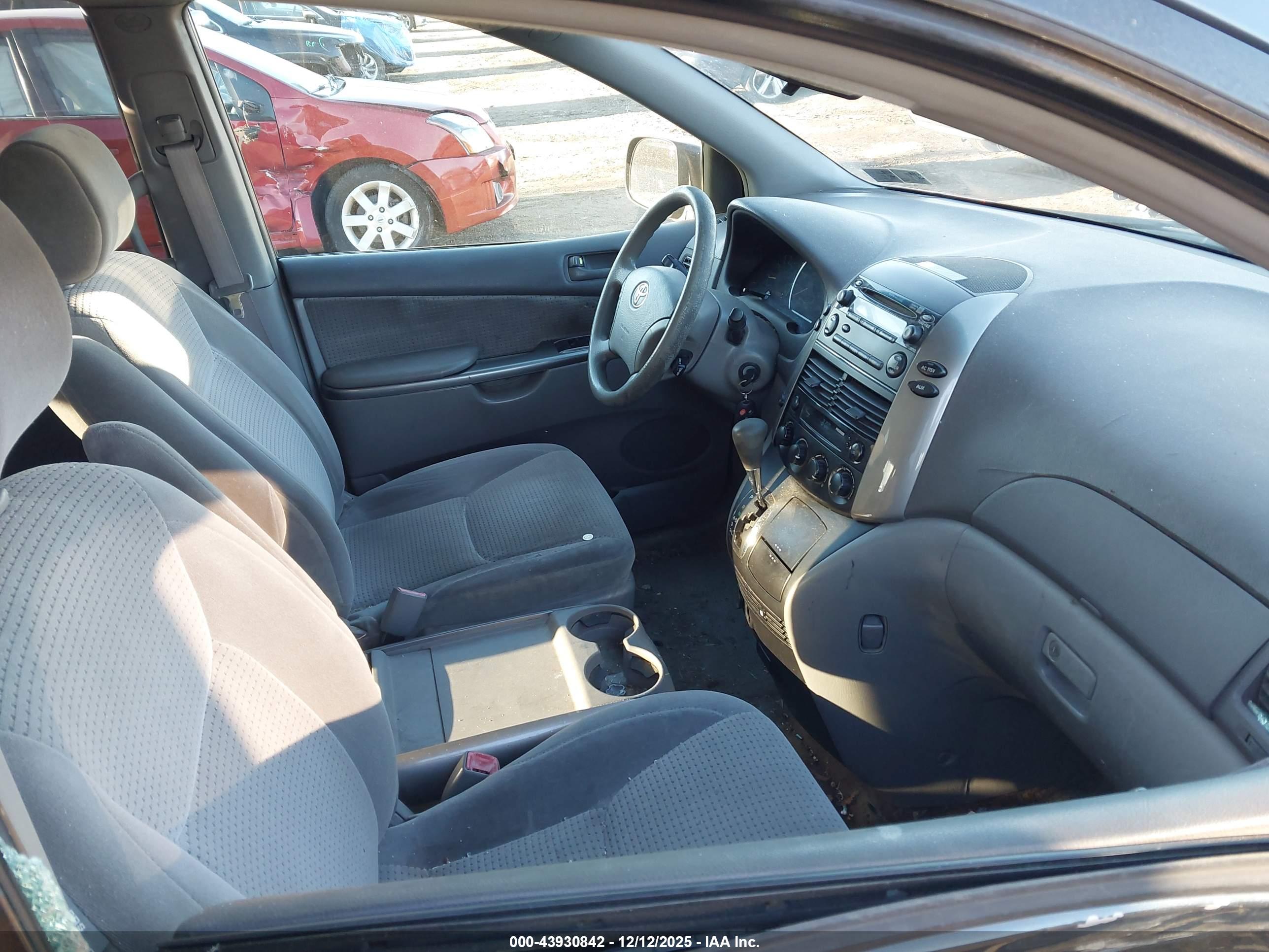TOYOTA SIENNA image 5