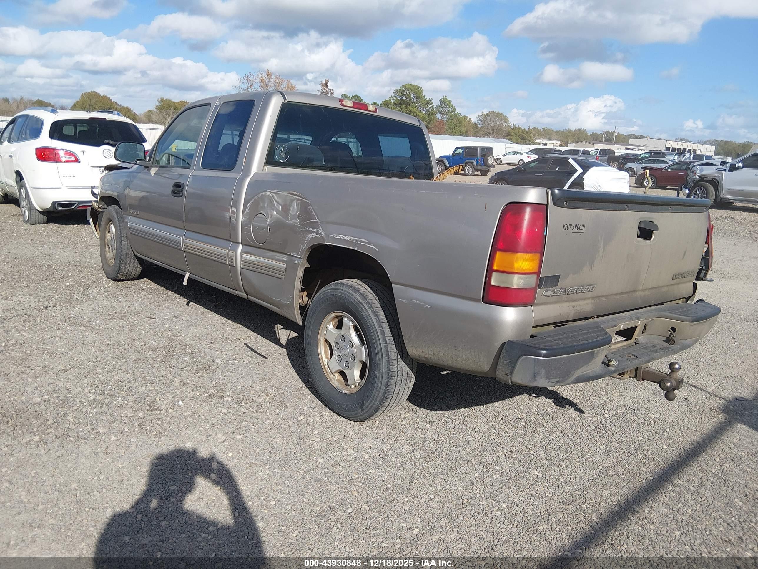 CHEVROLET SILVERADO image 3