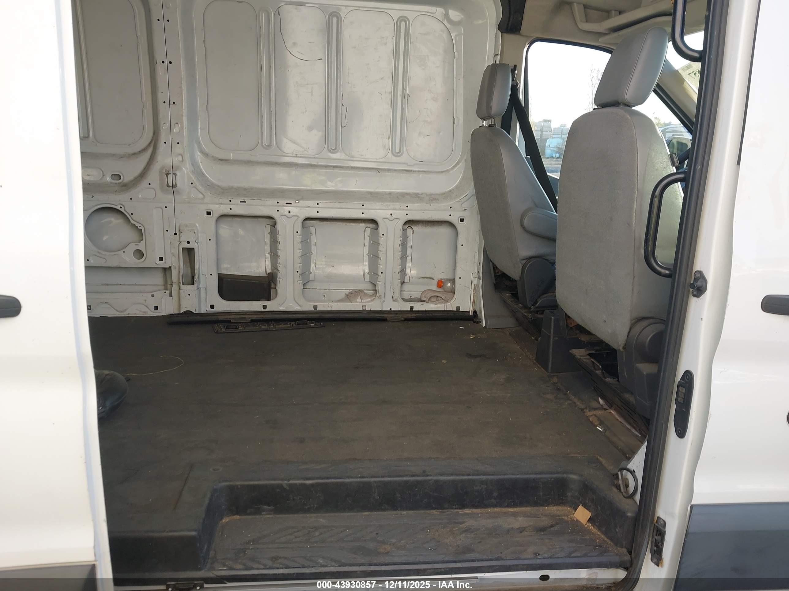 FORD TRANSIT-250 image 8