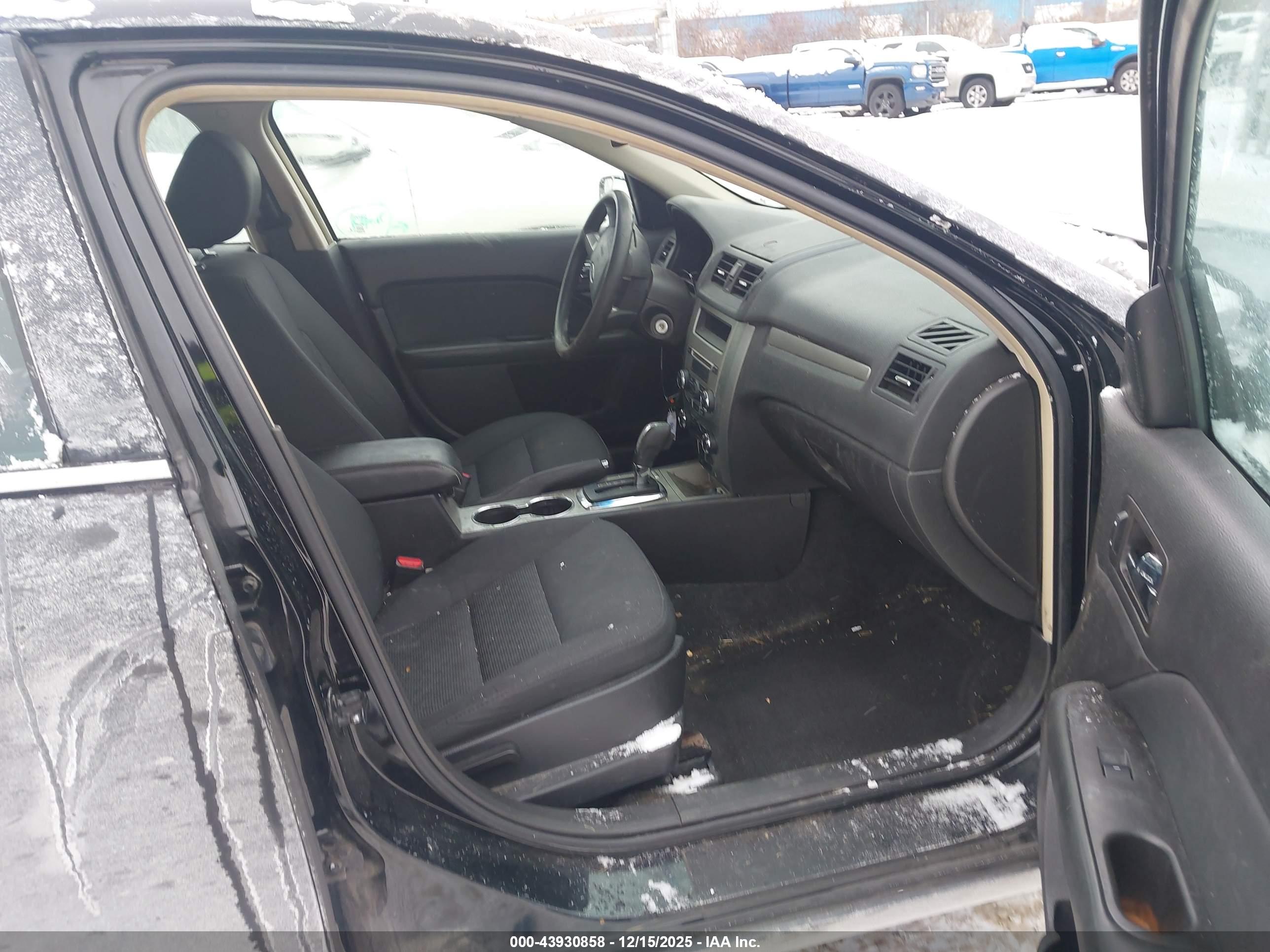 FORD FUSION image 5