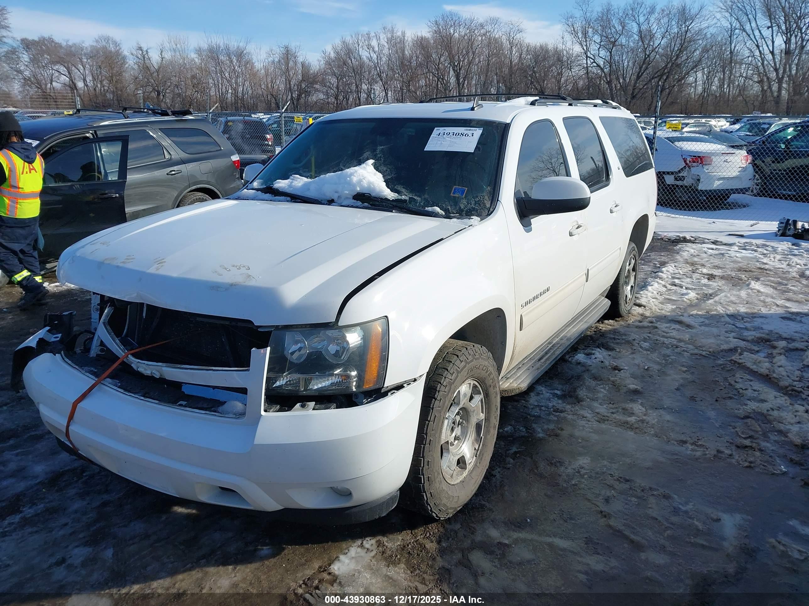 CHEVROLET SUBURBAN image 2