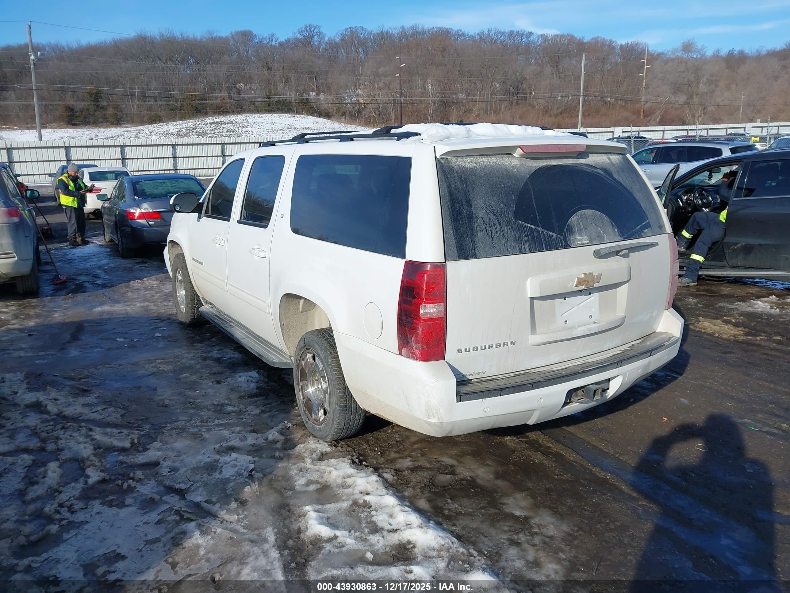 CHEVROLET SUBURBAN image 3