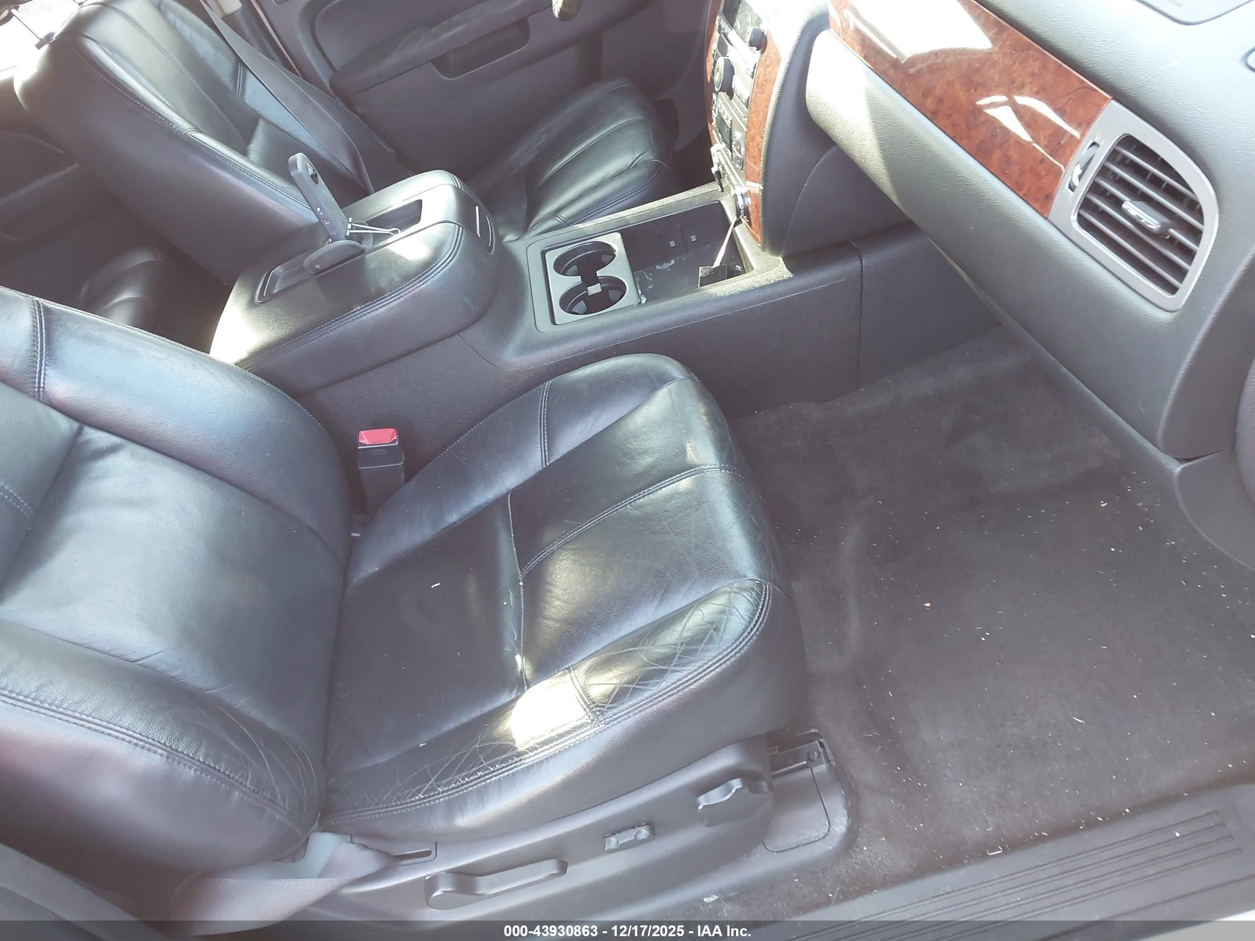 CHEVROLET SUBURBAN image 5