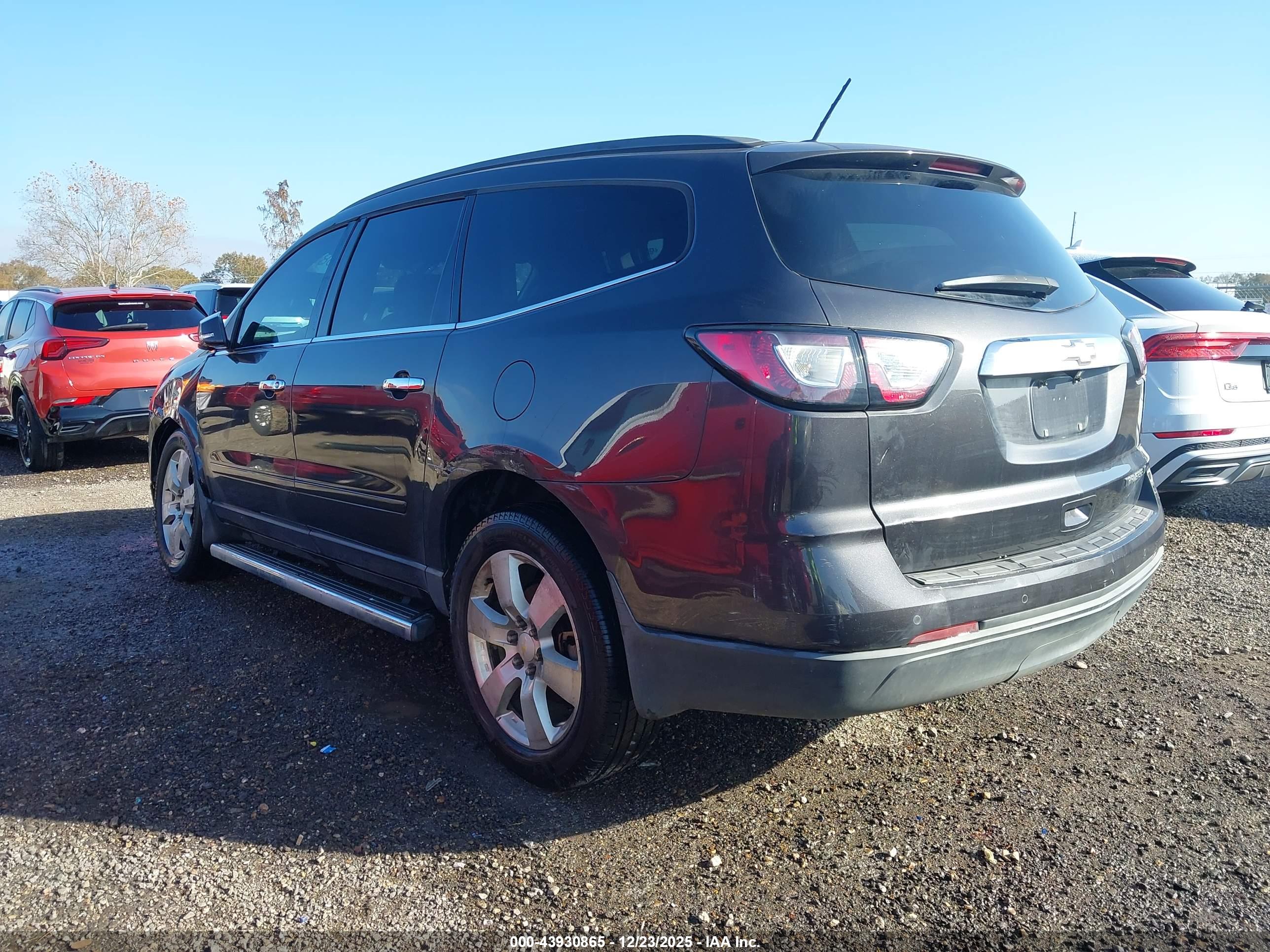 CHEVROLET TRAVERSE image 3