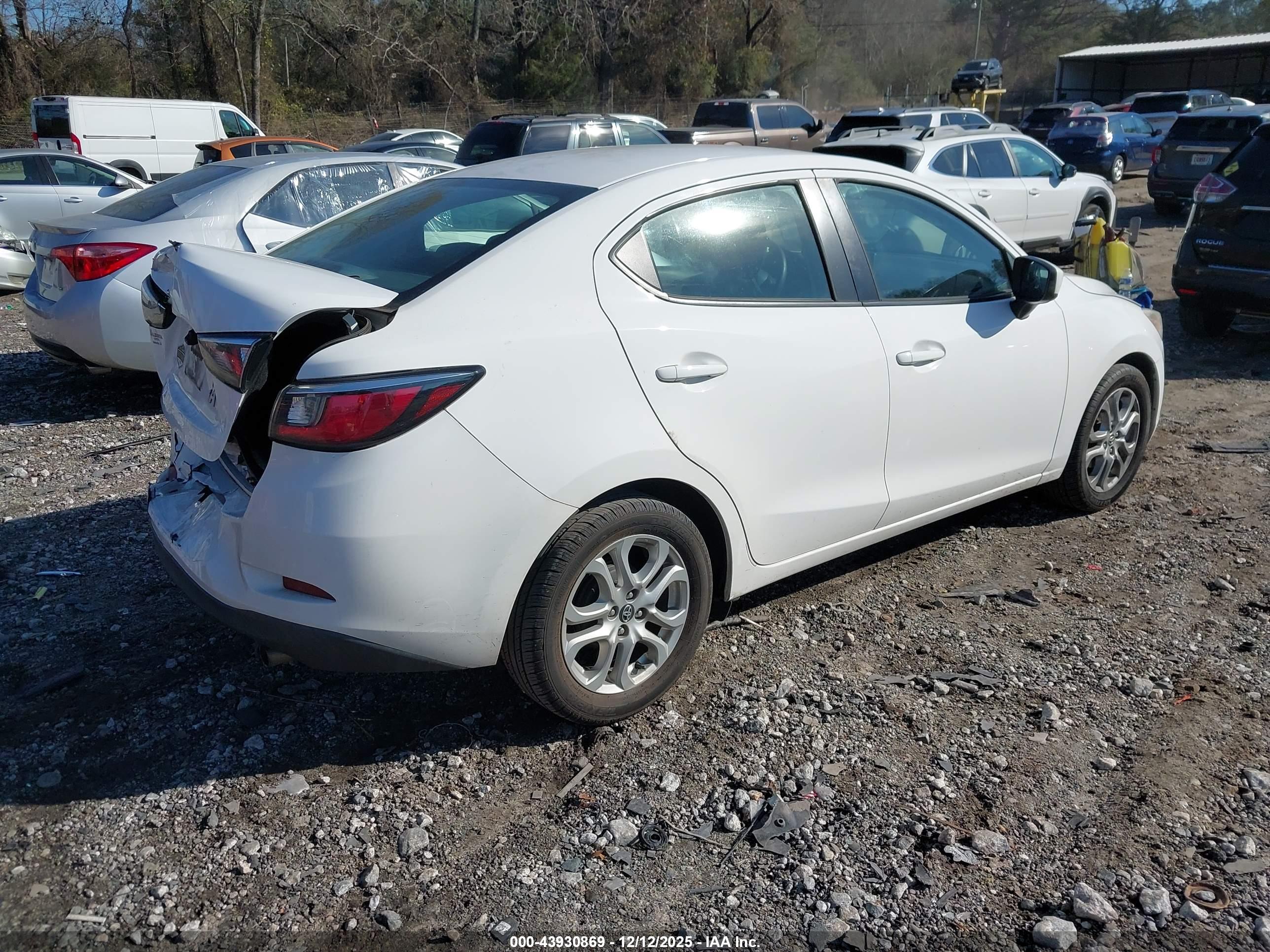 TOYOTA YARIS image 4