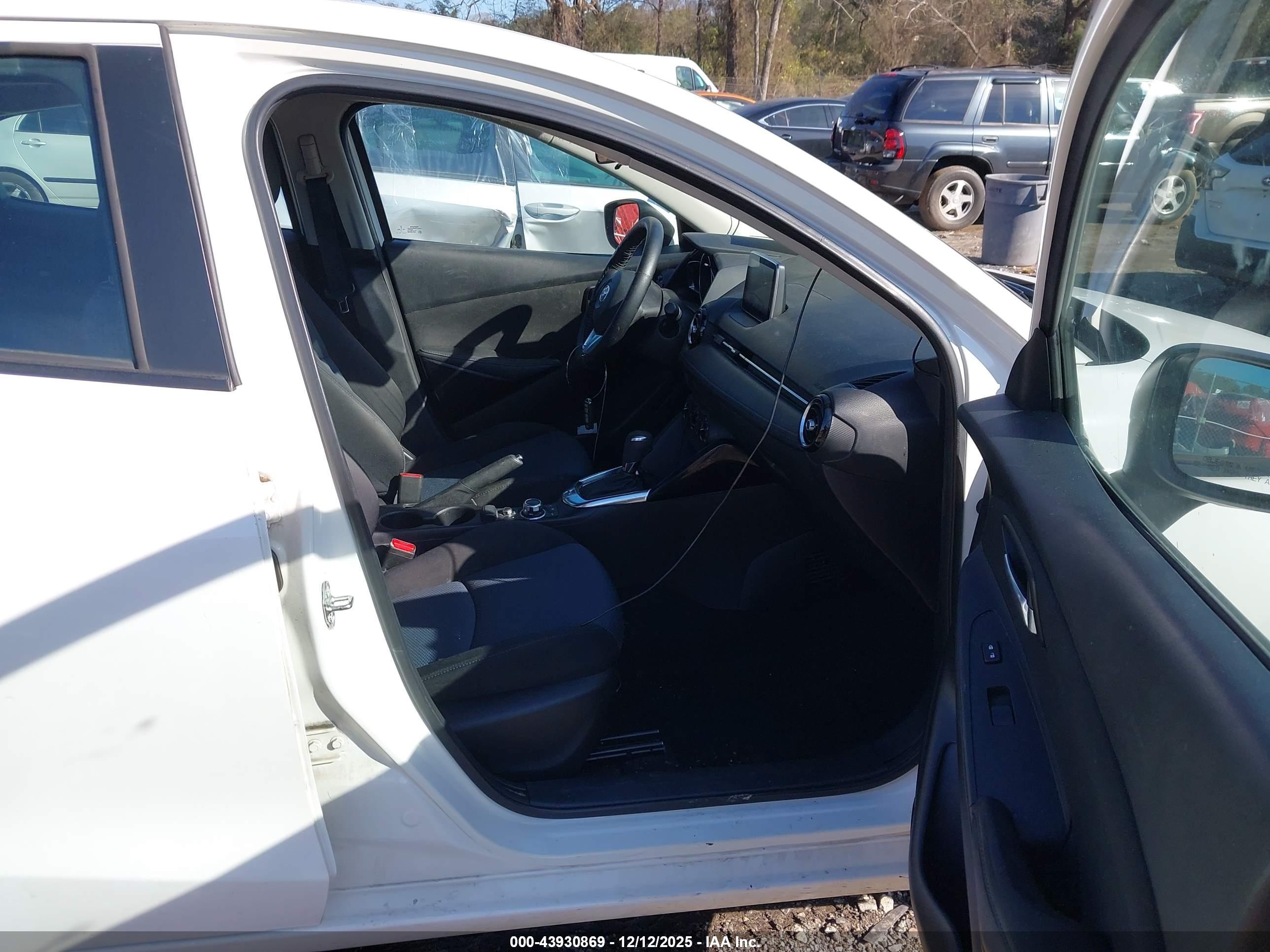 TOYOTA YARIS image 5