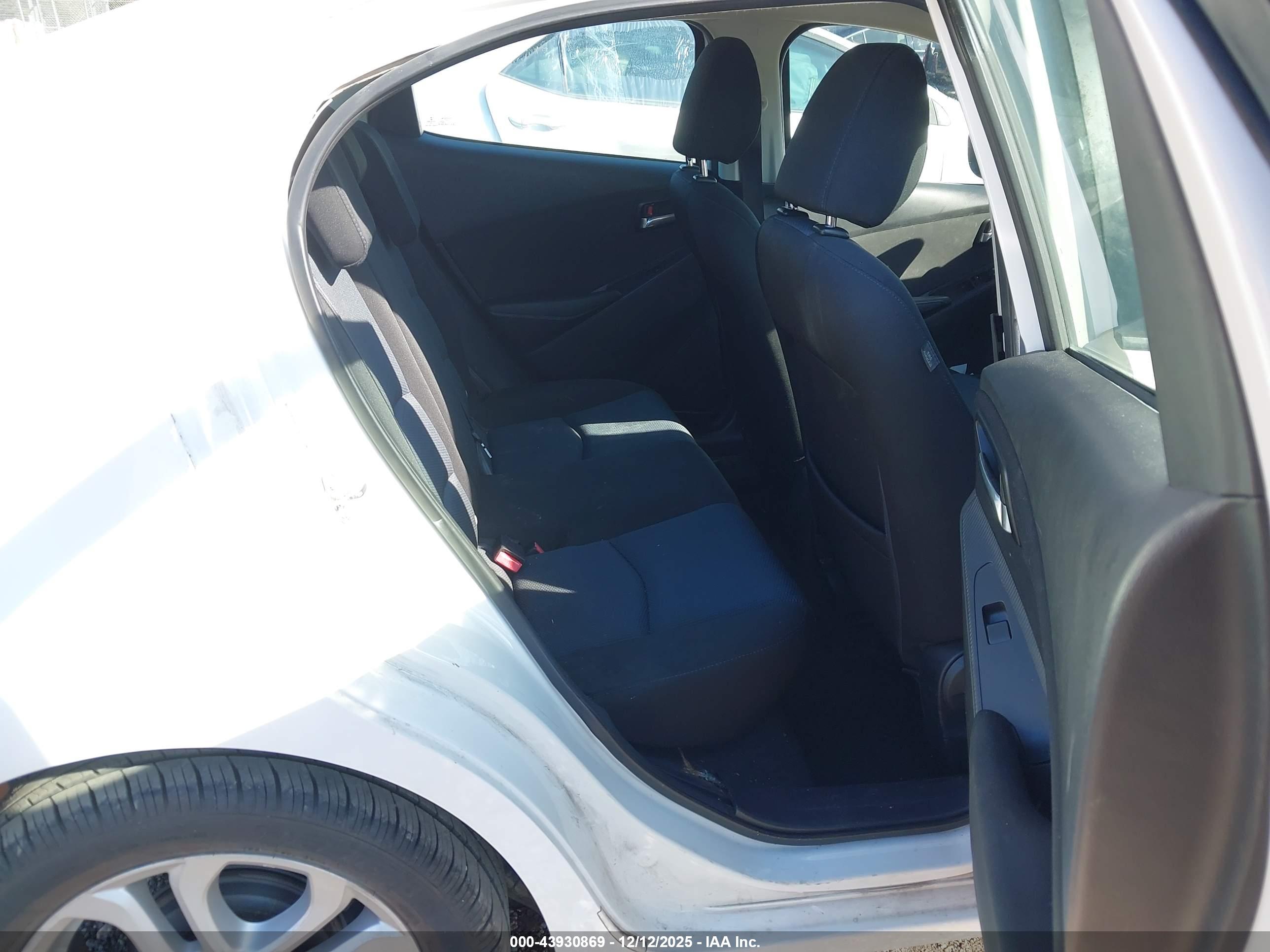 TOYOTA YARIS image 8