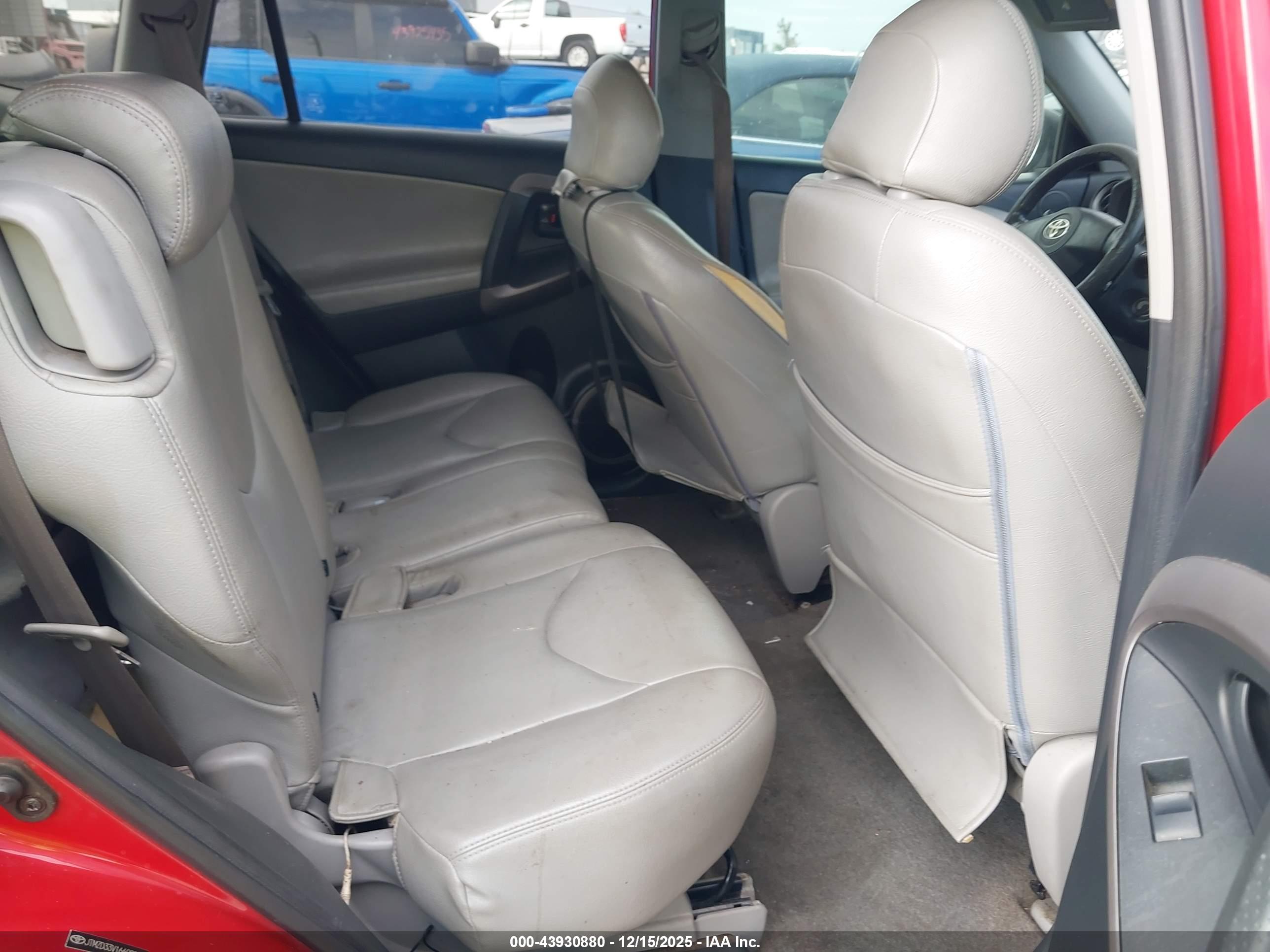 TOYOTA RAV4 image 8