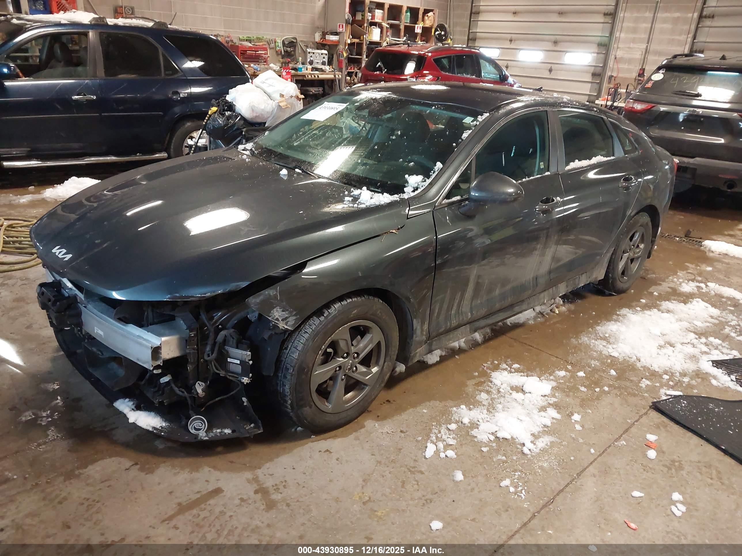 KIA K5 image 2