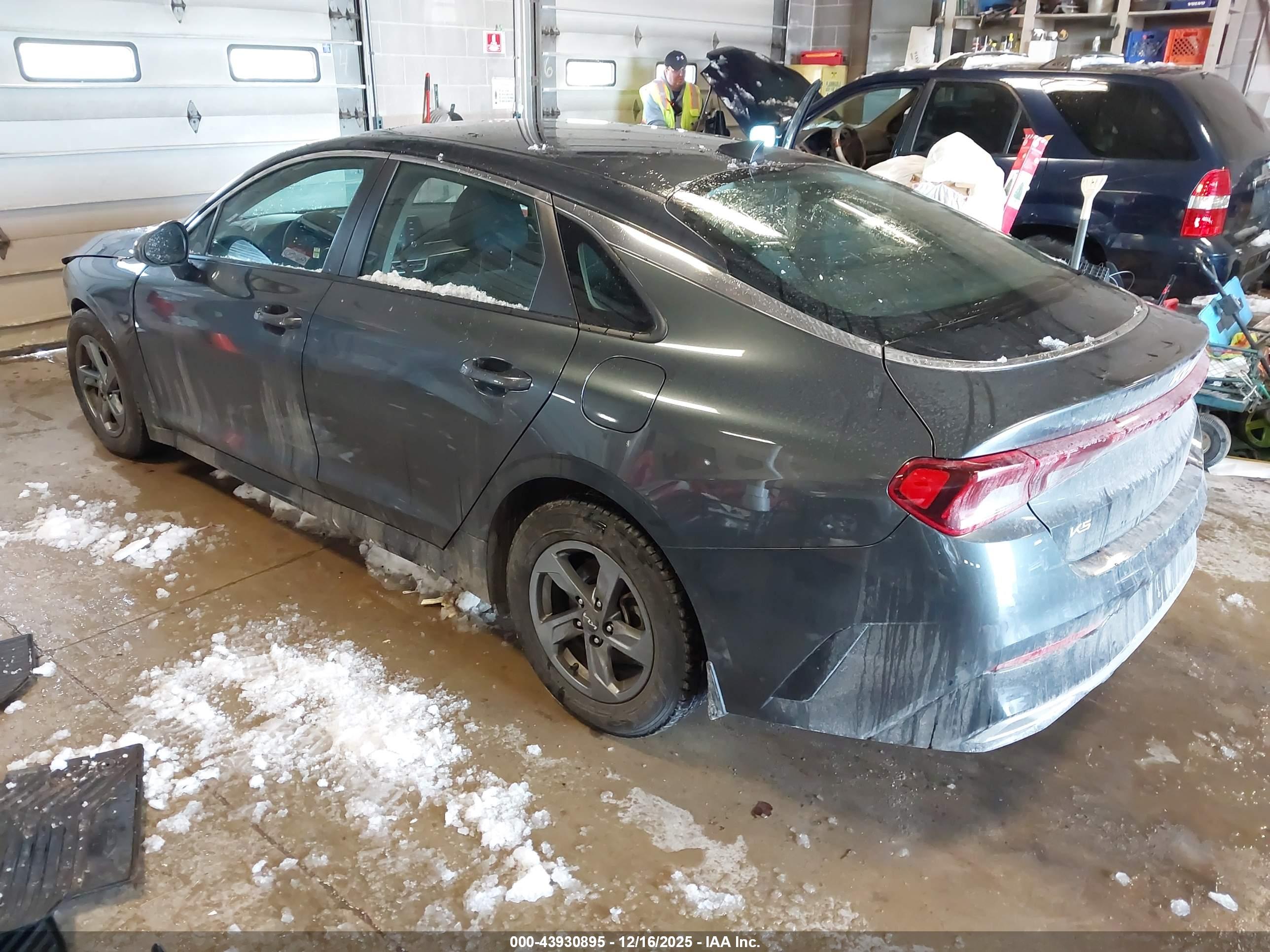 KIA K5 image 3