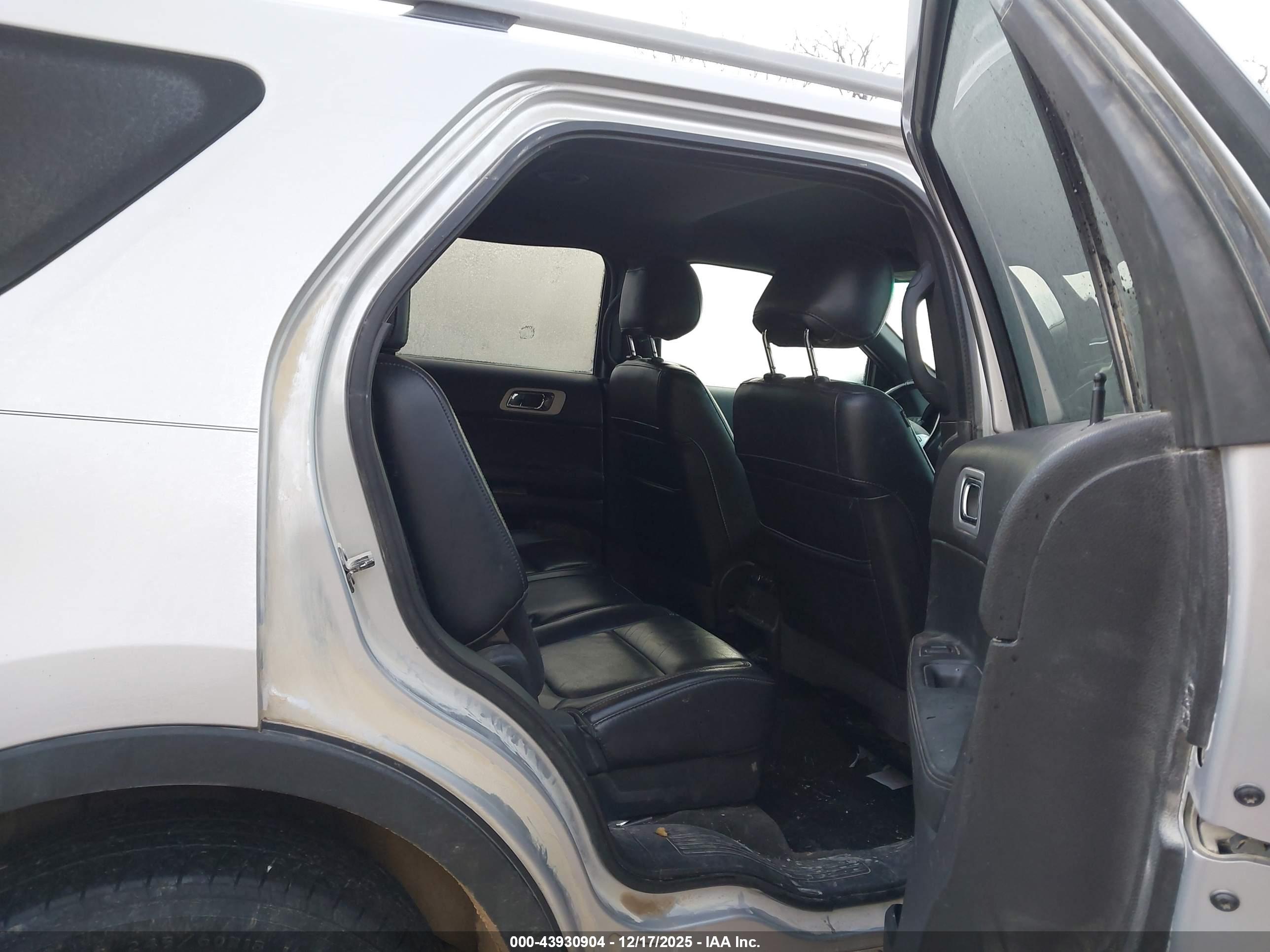 FORD EXPLORER image 8