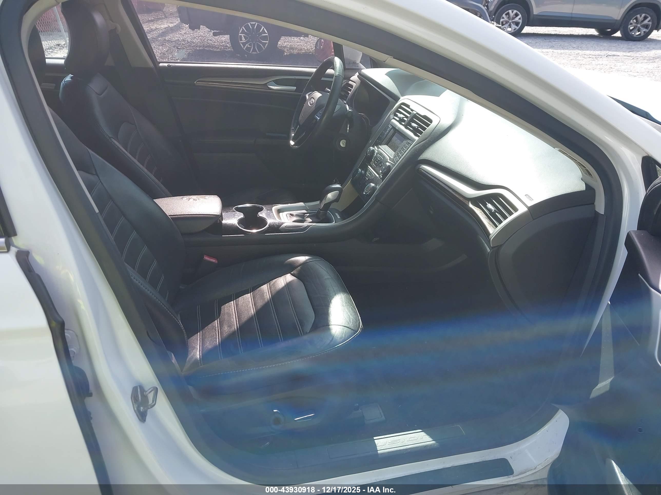 FORD FUSION image 5