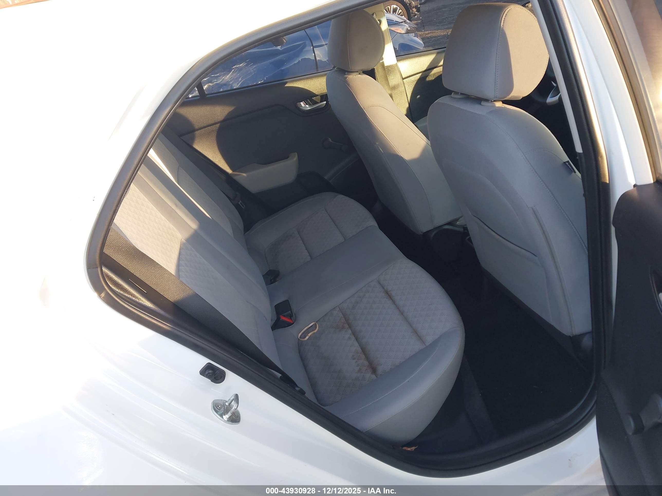 KIA RIO image 8