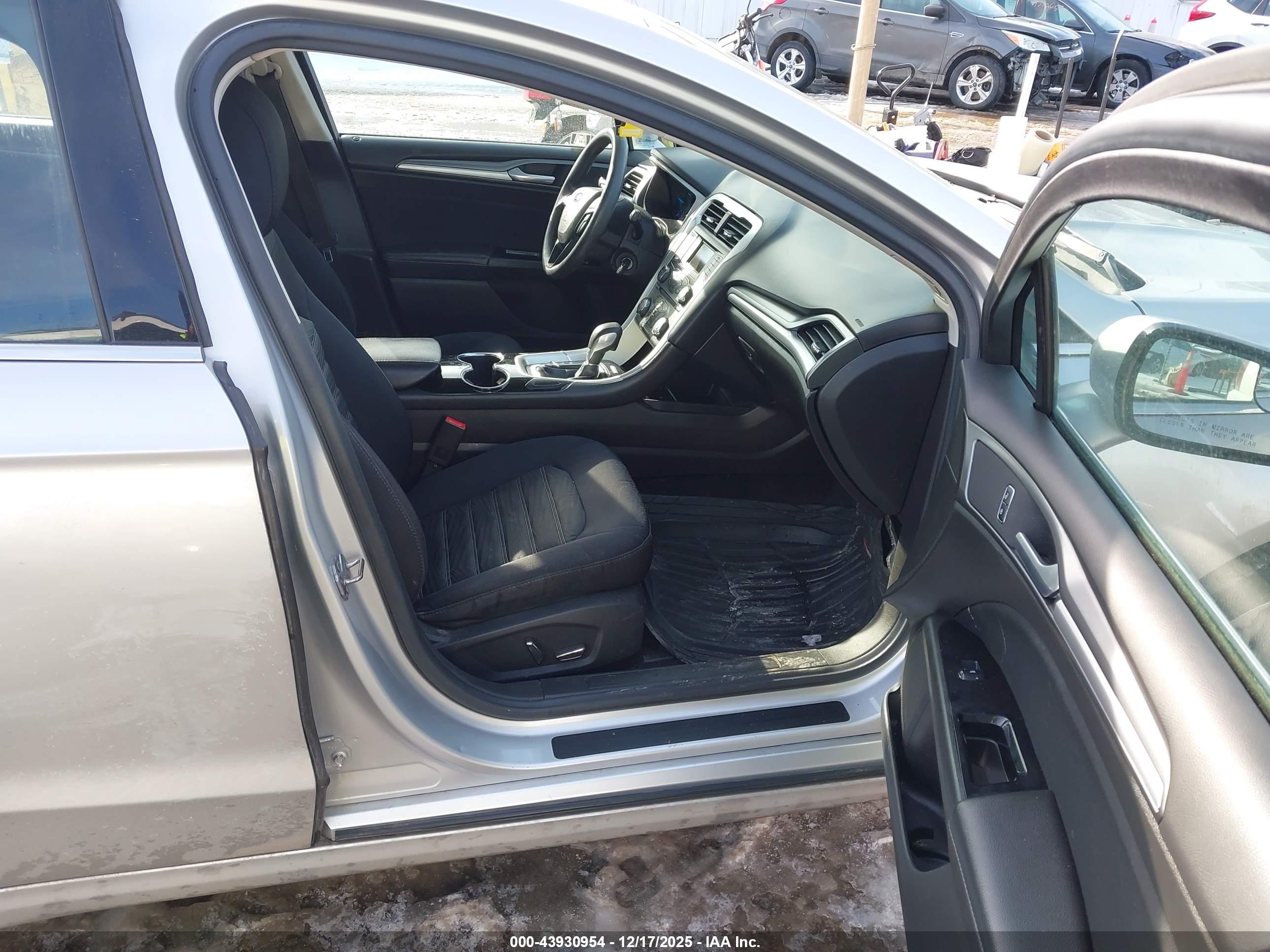 FORD FUSION image 5