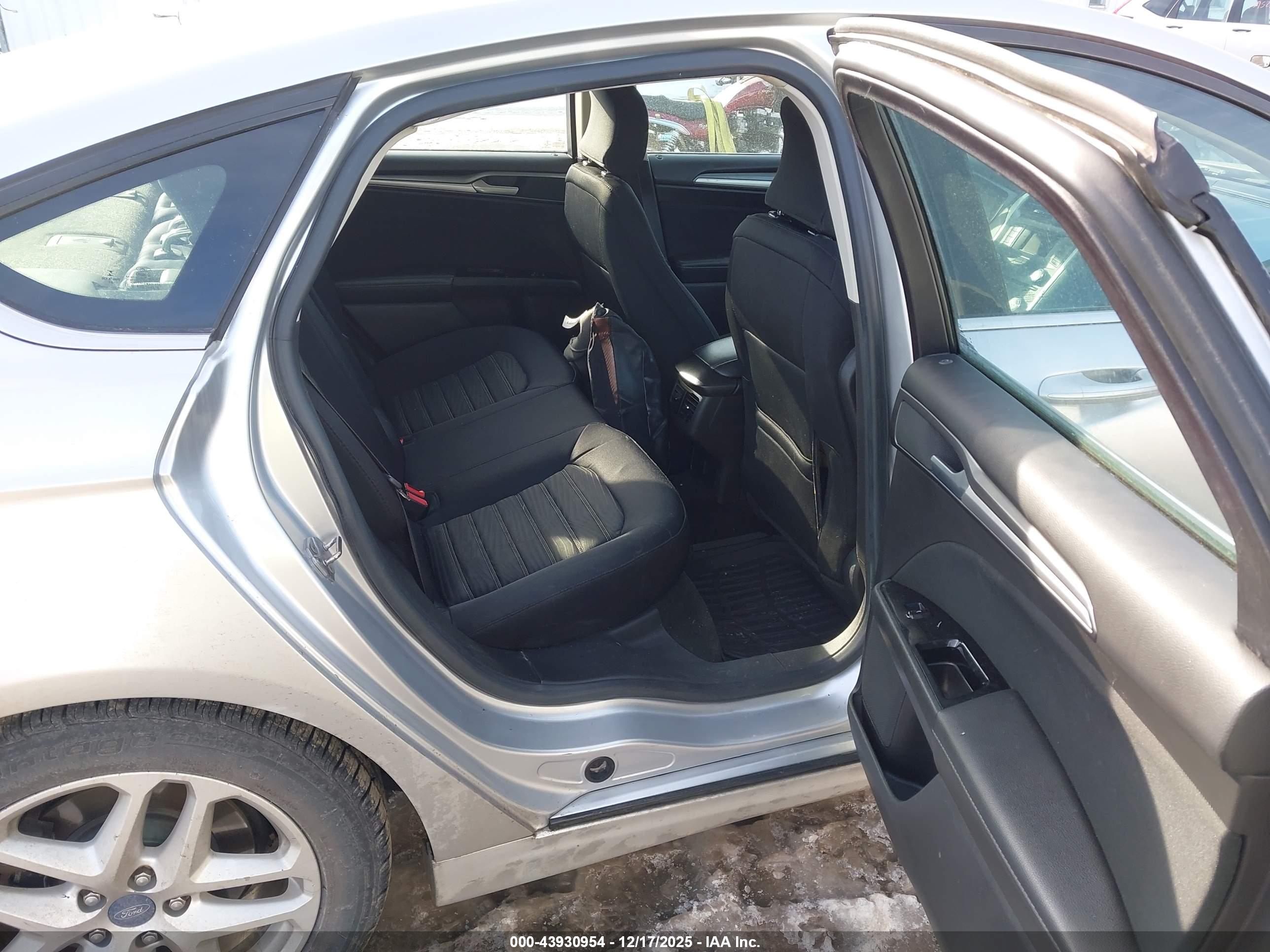 FORD FUSION image 8