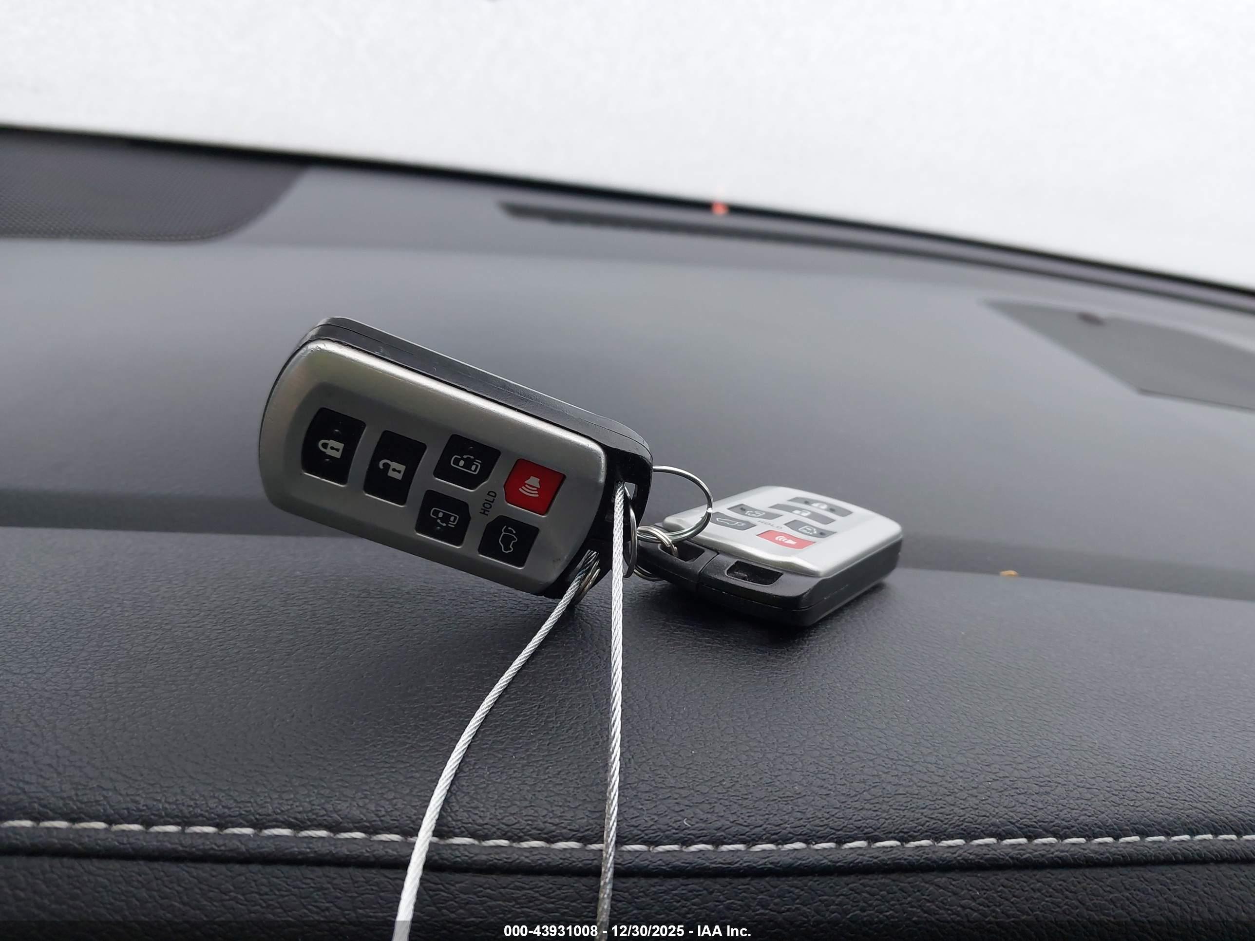 TOYOTA SIENNA image 11