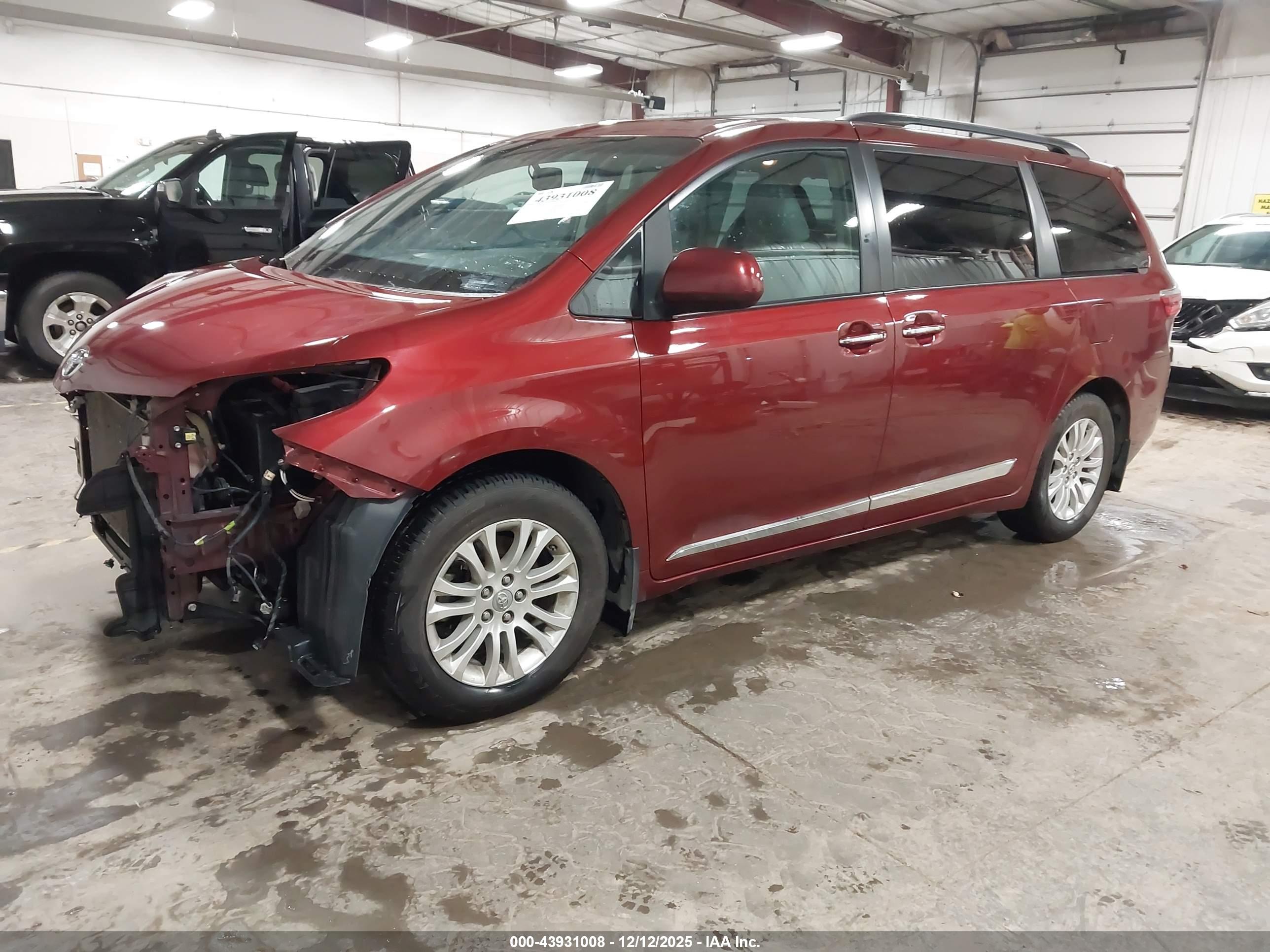 TOYOTA SIENNA image 2