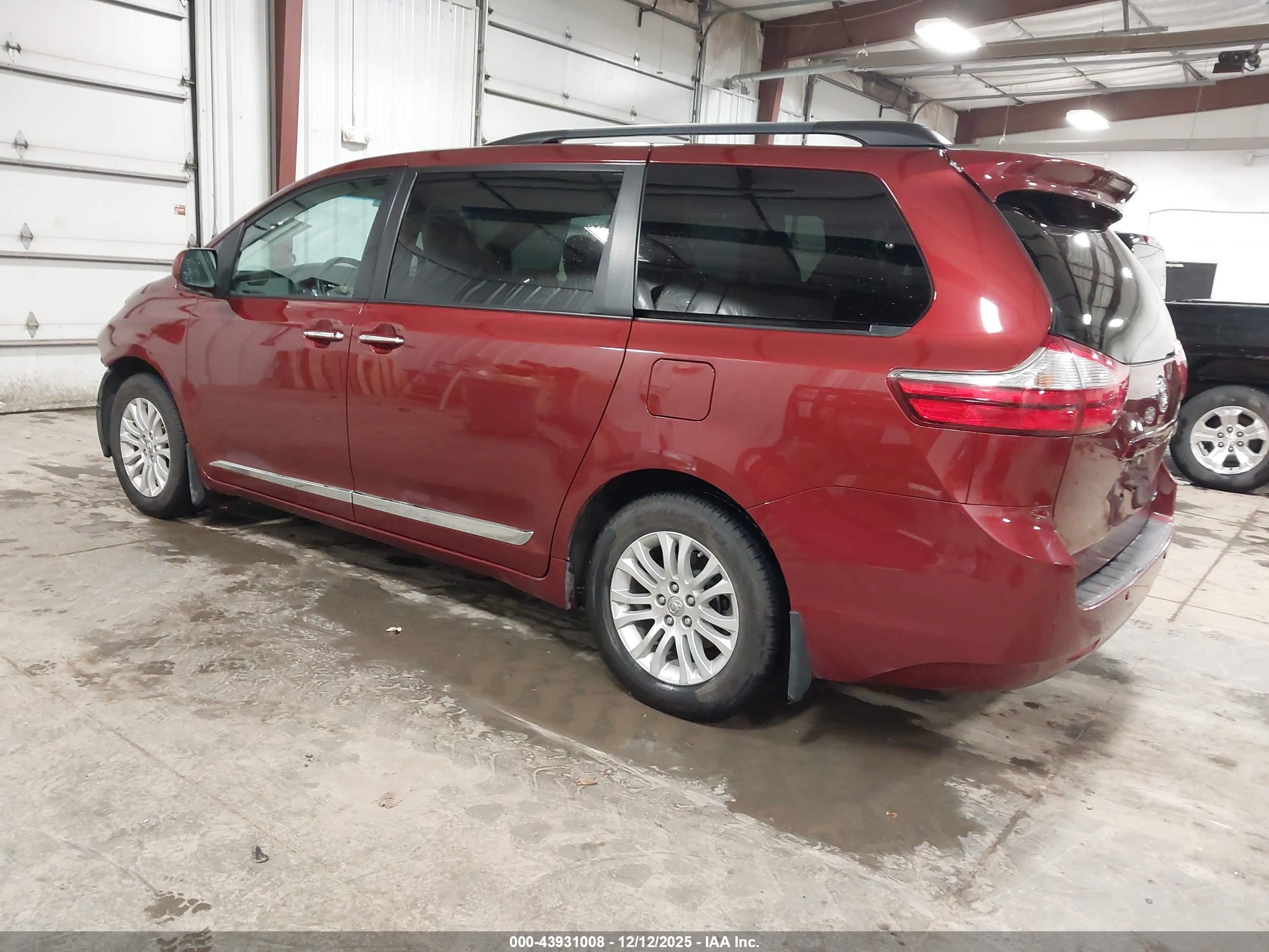 TOYOTA SIENNA image 3